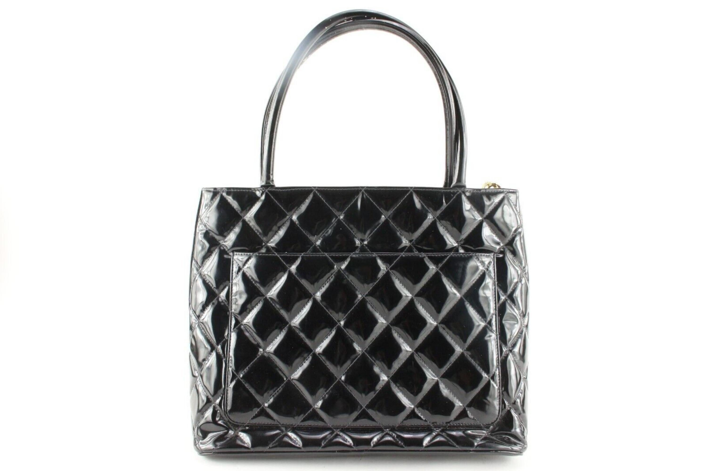 Chanel Black Quilted Patent Medallion Zip Tote GHW 3CK0418
Date Code/Serial Number: 7664338

Made In: France

Measurements: Length:  12