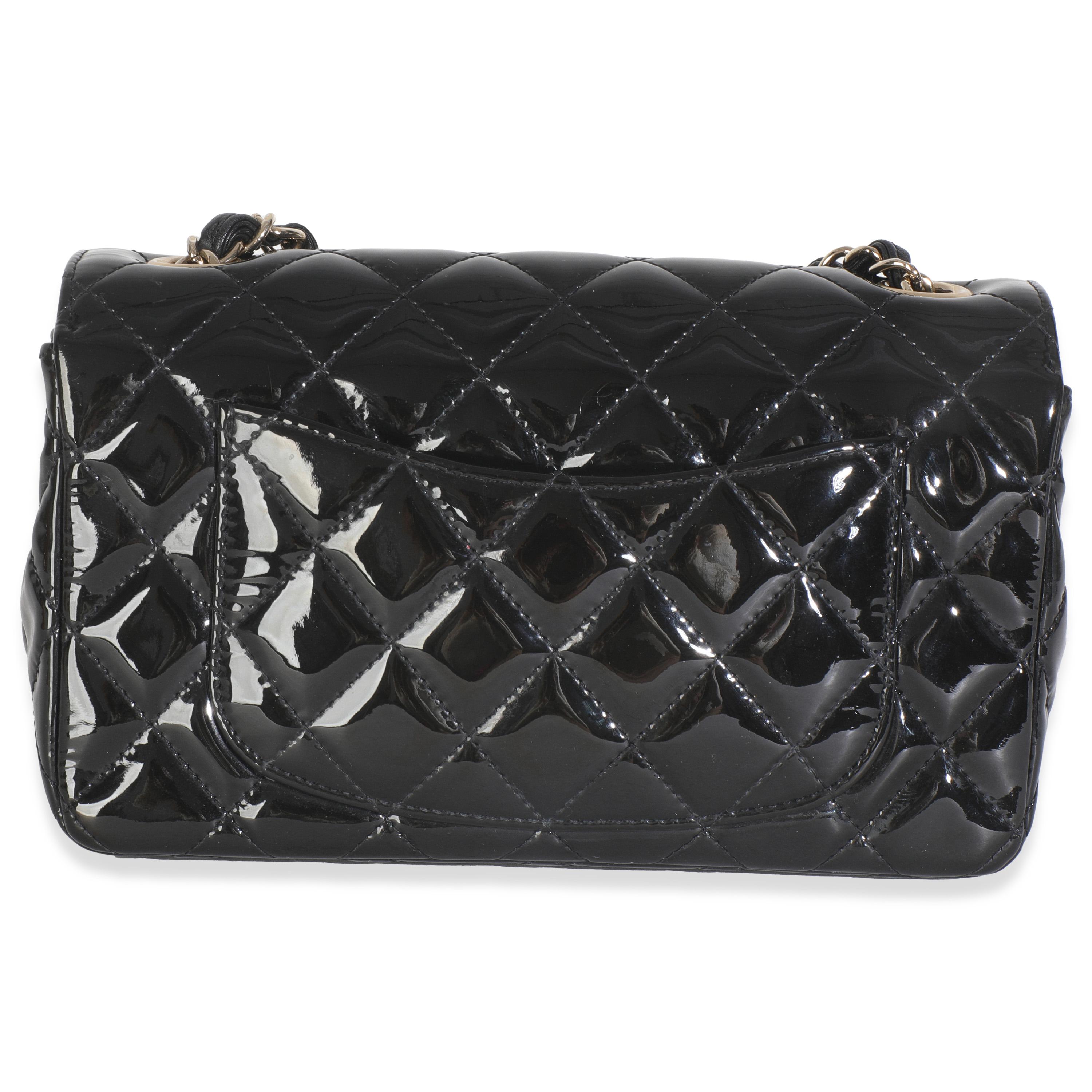 Titre du listing : Chanel Black Quilted Patent Mini Rectangular Flap Bag
SKU : 148846
MSRP : 5600.00 USD
Condit : Usagé 
Description de l'état : Un classique intemporel qui ne se démode jamais, le sac à rabat de Chanel date de 1955 et a connu un