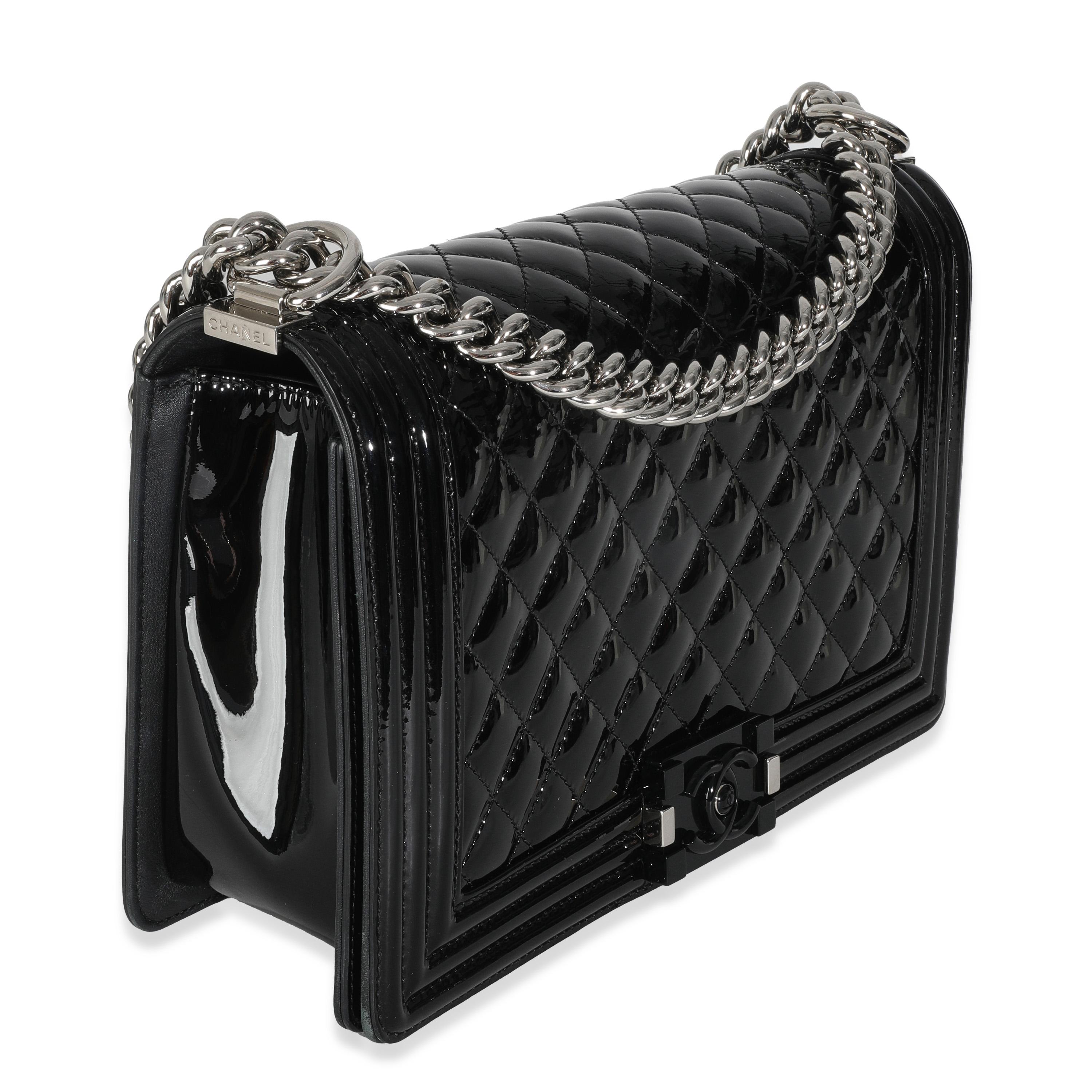 Titolo dell'elenco: Chanel Nero Brevetto Trapuntato &New Borsa Media Ragazzo
SKU: 147369
MSRP: 7200.00 USD
Condizioni: Usato 
Descrizione delle condizioni: Un classico immediato, la borsa Boy di Chanel è stata introdotta nel 2011. La borsa