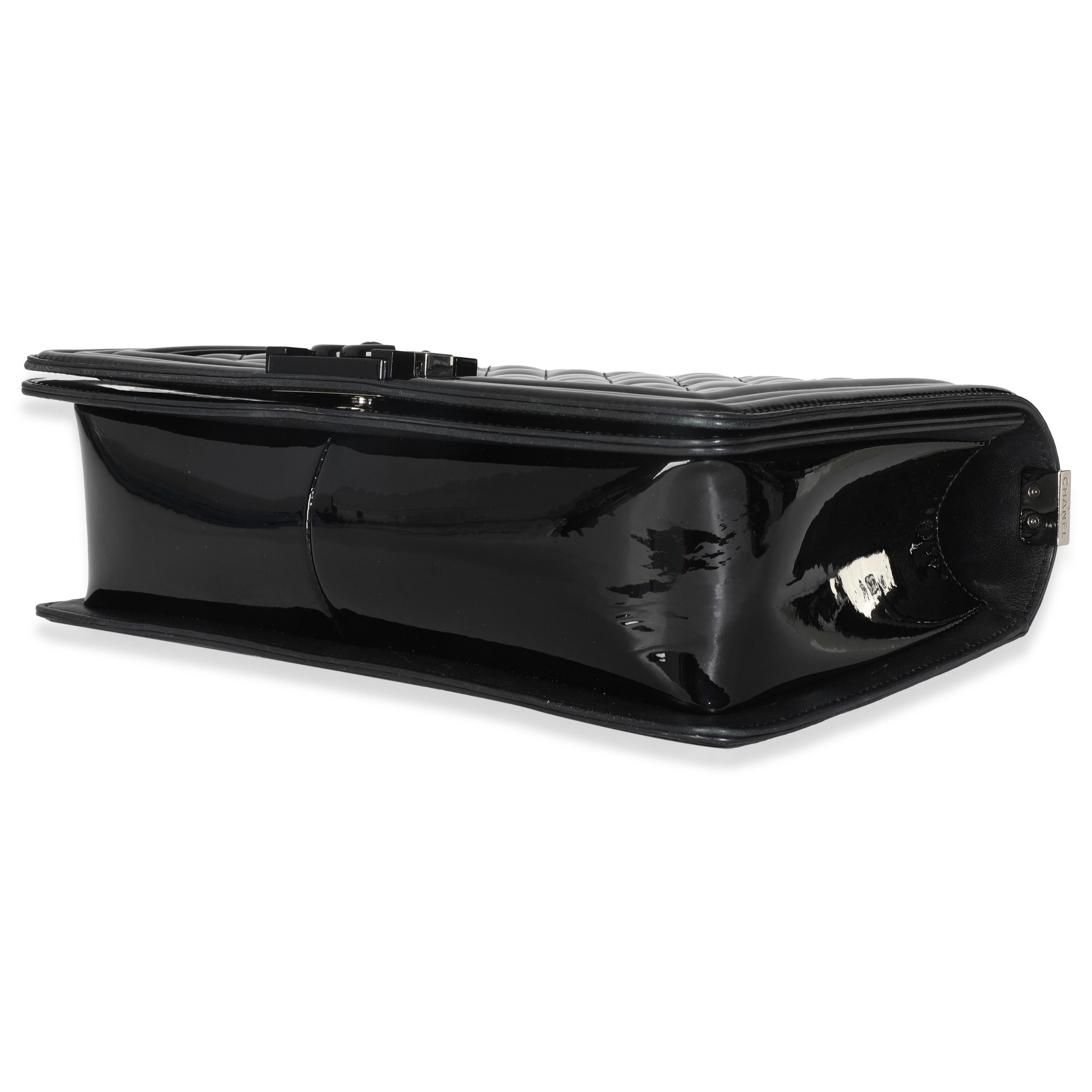 Borsa Chanel nera trapuntata in vernice &New Medium Boy In condizioni buone in vendita a New York, NY