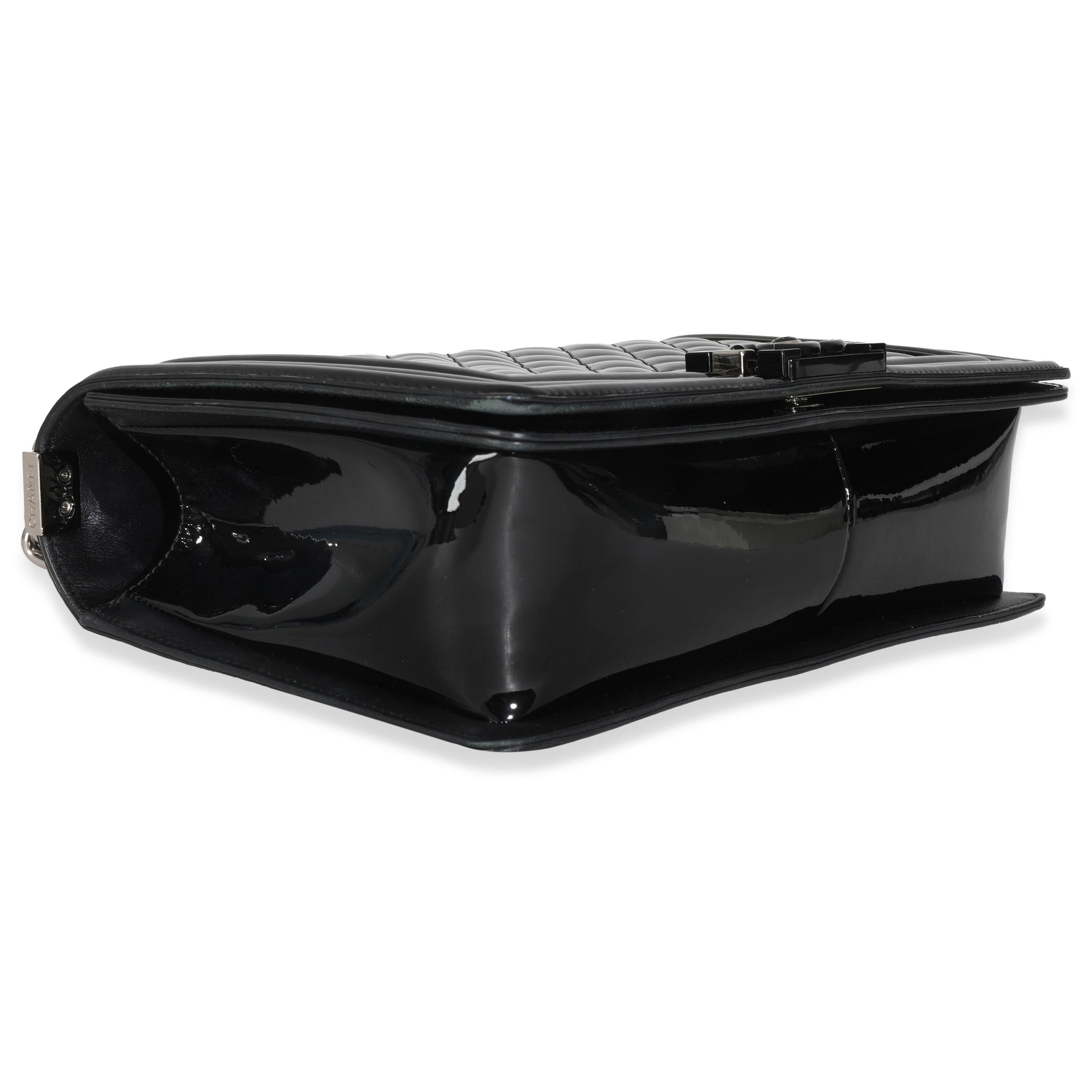 Borsa Chanel nera trapuntata in vernice &New Medium Boy in vendita 1