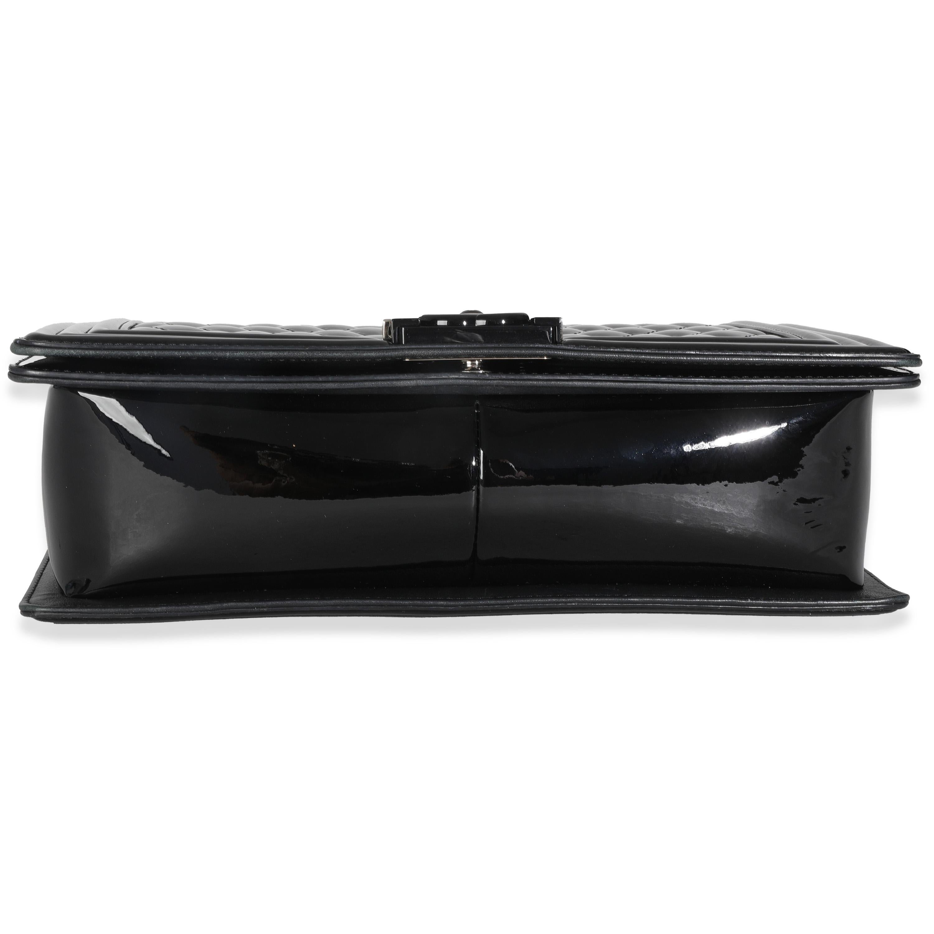 Borsa Chanel nera trapuntata in vernice &New Medium Boy in vendita 2