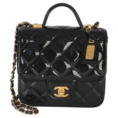 Chanel – Schwarze, gesteppte Lackleder-Mini-Tasche mit Griff und Klappe „School Memory“