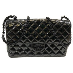 Chanel Schwarze gesteppte Umhängetasche mit Klappe „ CC“ aus Patent mit schwarzen Beschlägen