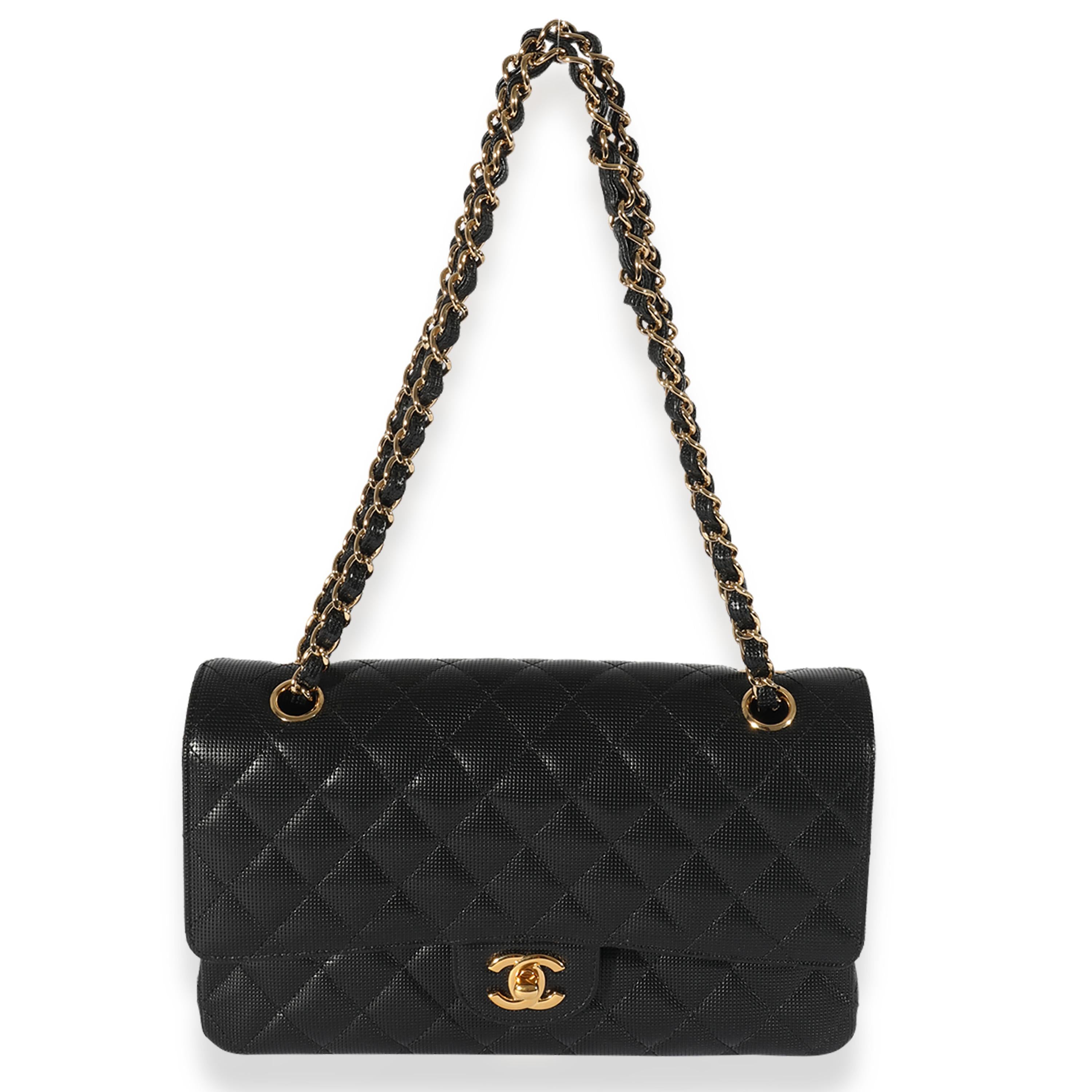 Auflistung Titel: Chanel Black Quilted Perforated Lambskin Medium Classic Double Flap Bag
SKU: 125924

Zustand: Gebraucht 
Beschreibung des Zustands: Die Überschlagtasche von Chanel ist ein zeitloser Klassiker, der nie aus der Mode kommt. Sie stammt