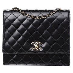 Chanel Negro Acolchado Raro Mini Bolso Clásico Charol Solapa Herrajes Plateados Vintage
