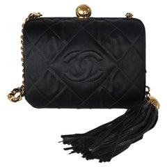 Chanel Negro Acolchado Satén CC Borla Caja Embrague