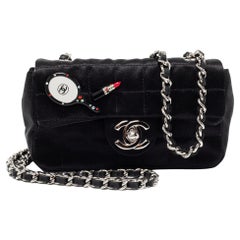 Chanel Schwarze gesteppte Satin-Klappentasche mit quadratischen Charms