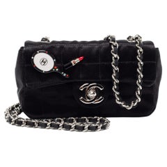 Chanel Borsa Flap quadrata in raso trapuntato nero con charms