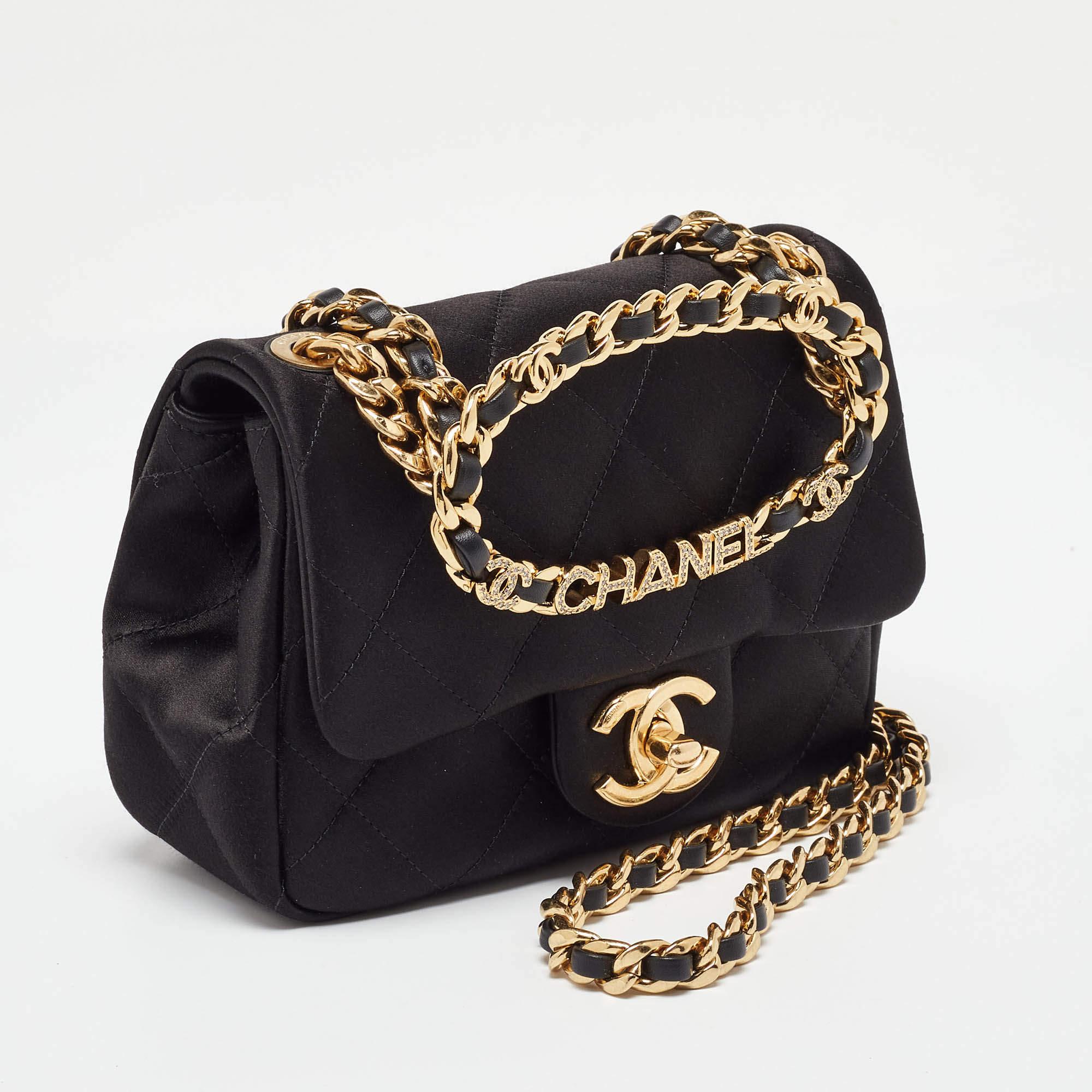 Chanel Bolso con Solapa de Asa Superior de Satén Acolchado Negro en Excelente estado para la venta en Dubai, Al Qouz 2