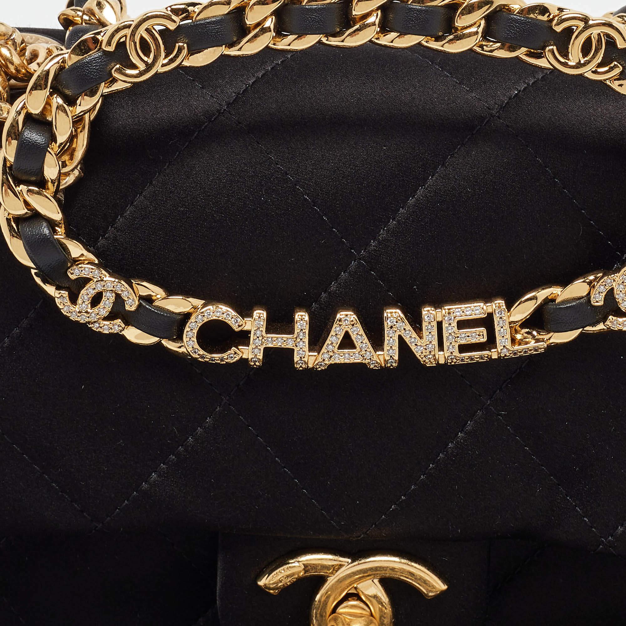 Chanel Bolso con Solapa de Asa Superior de Satén Acolchado Negro en venta 1