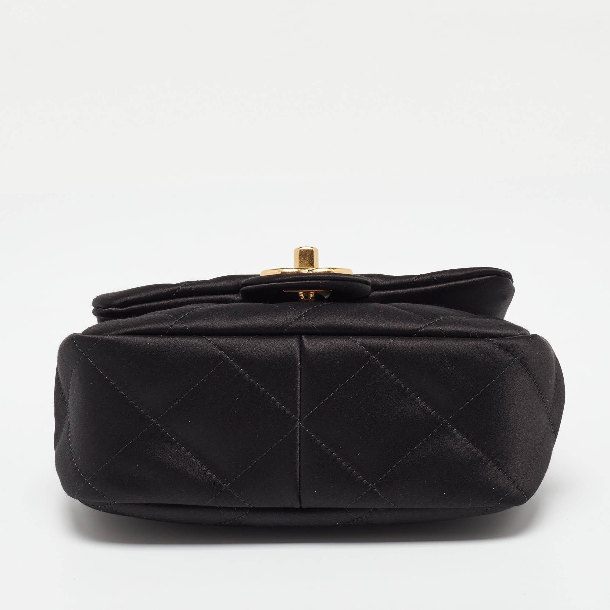 Chanel Bolso con Solapa de Asa Superior de Satén Acolchado Negro en venta 2