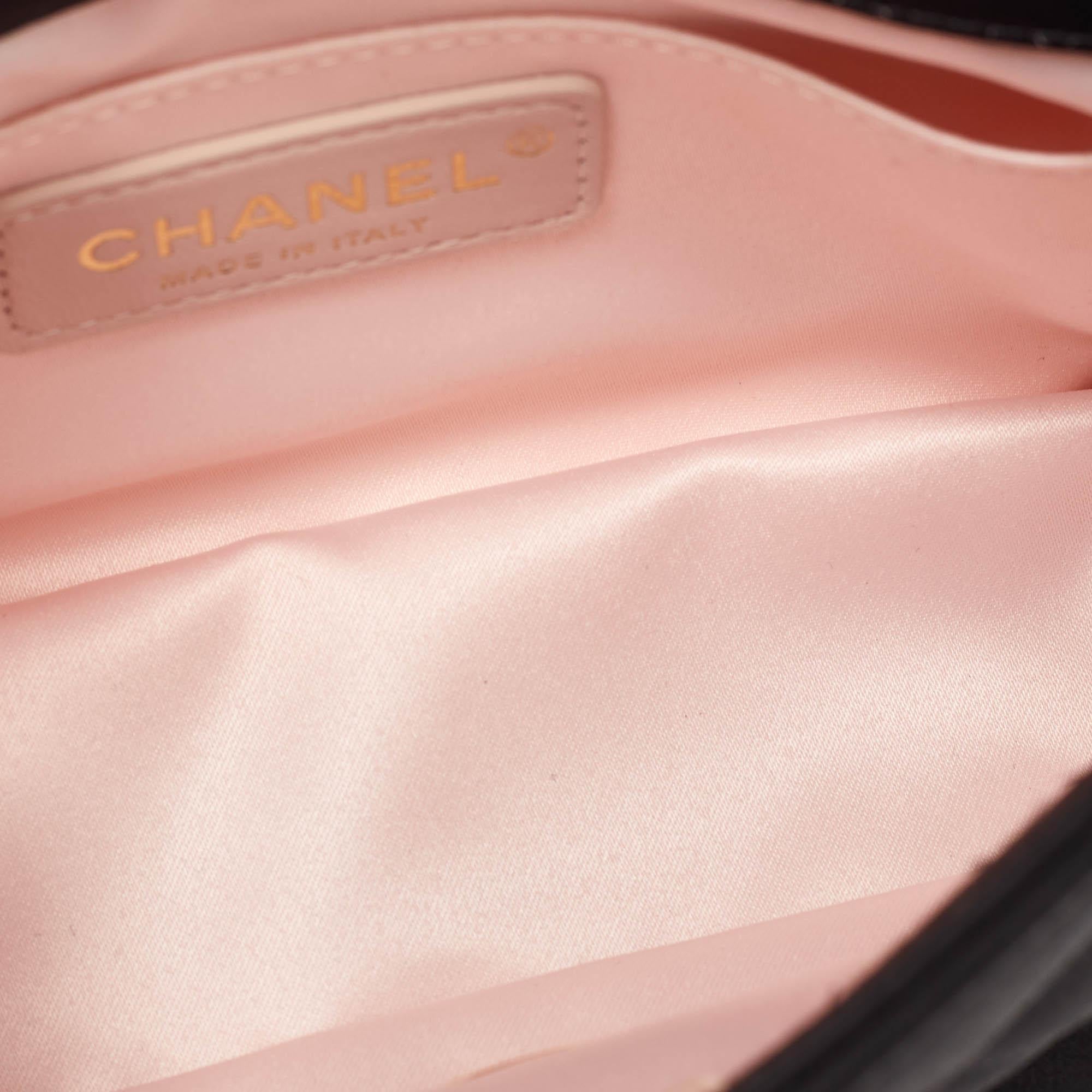 Chanel Bolso con Solapa de Asa Superior de Satén Acolchado Negro en venta 3