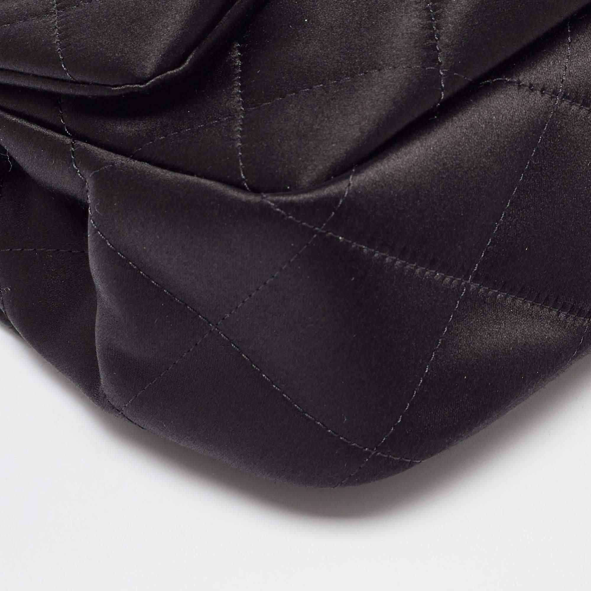 Chanel Bolso con Solapa de Asa Superior de Satén Acolchado Negro en venta 5