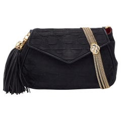Chanel Schwarze gesteppte Satin-Tasche mit Quaste und Klappe
