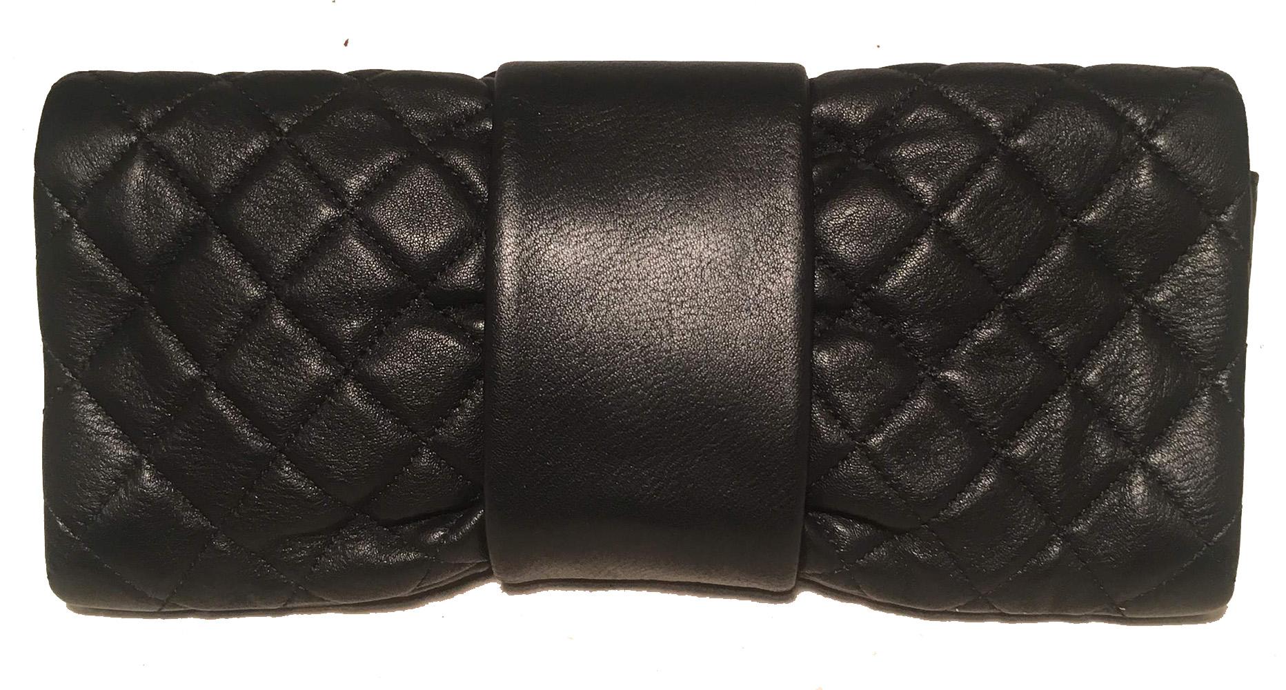 Chanel Black Quilted Sheepskin Leather 2.55 Reissue Mademoiselle Clutch in excellent condition. Black diamond quilted soft sheepskin leather exterior trimmed with a front twist mademoiselle style closure in antiqued bronze. Black silk interior with
