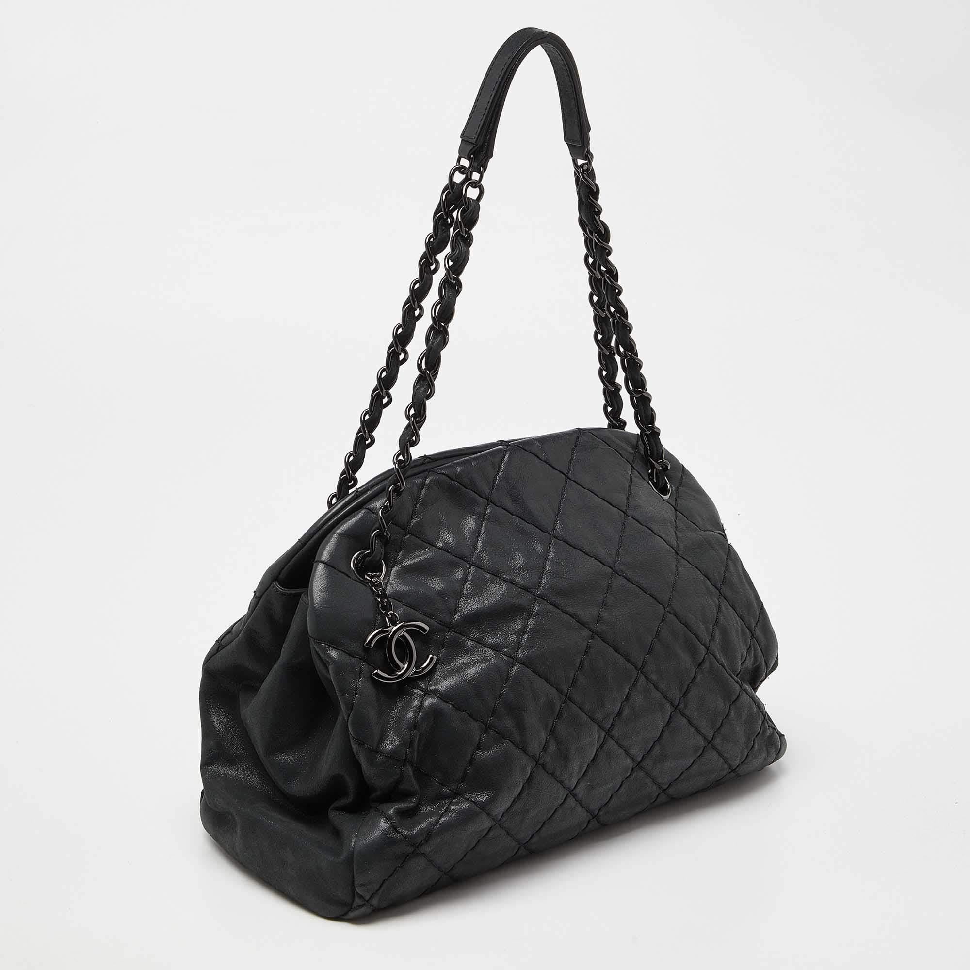 Chanel Bolso bombín mediano Just Mademoiselle de piel acolchada negra brillante Negro