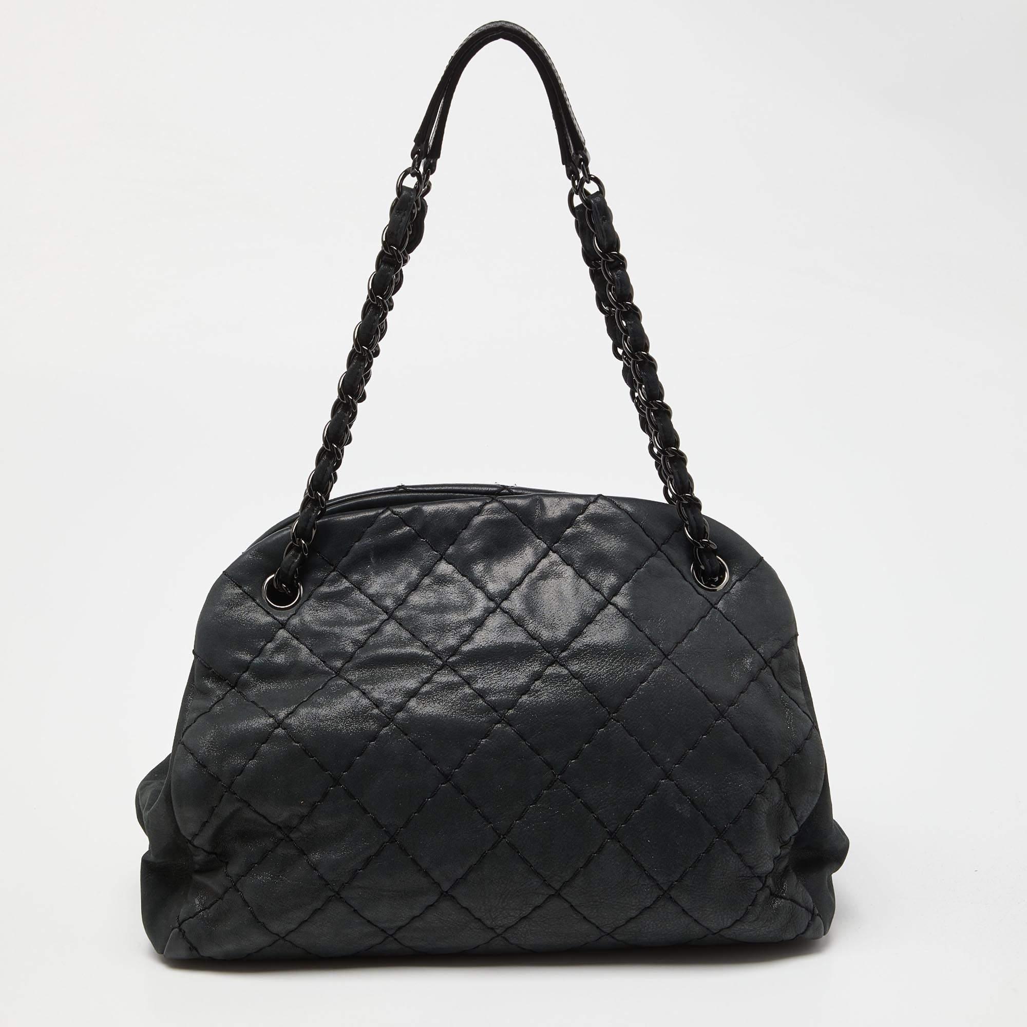 Chanel Bolso bombín mediano Just Mademoiselle de piel acolchada negra brillante en Bueno Estado en Dubai, Al Qouz 2
