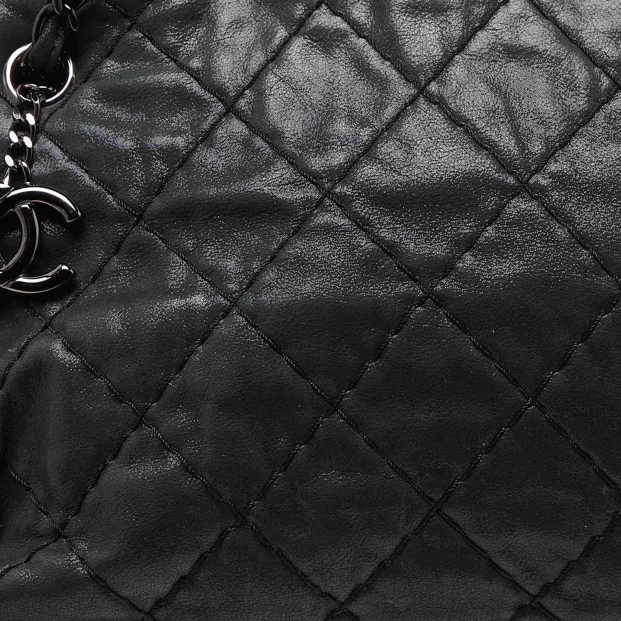De las mujeres Chanel Bolso bombín mediano Just Mademoiselle de piel acolchada negra brillante