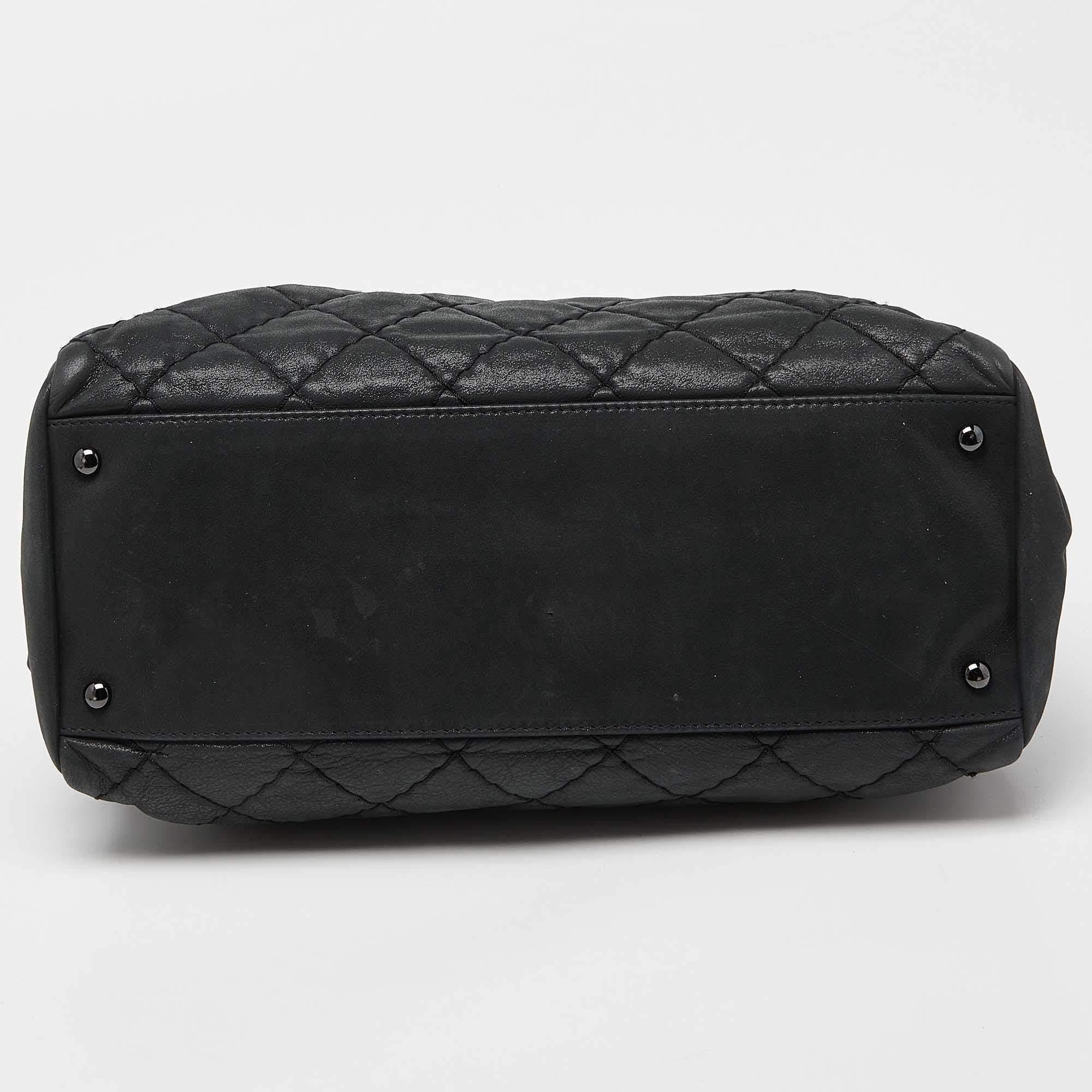 Chanel Bolso bombín mediano Just Mademoiselle de piel acolchada negra brillante 1