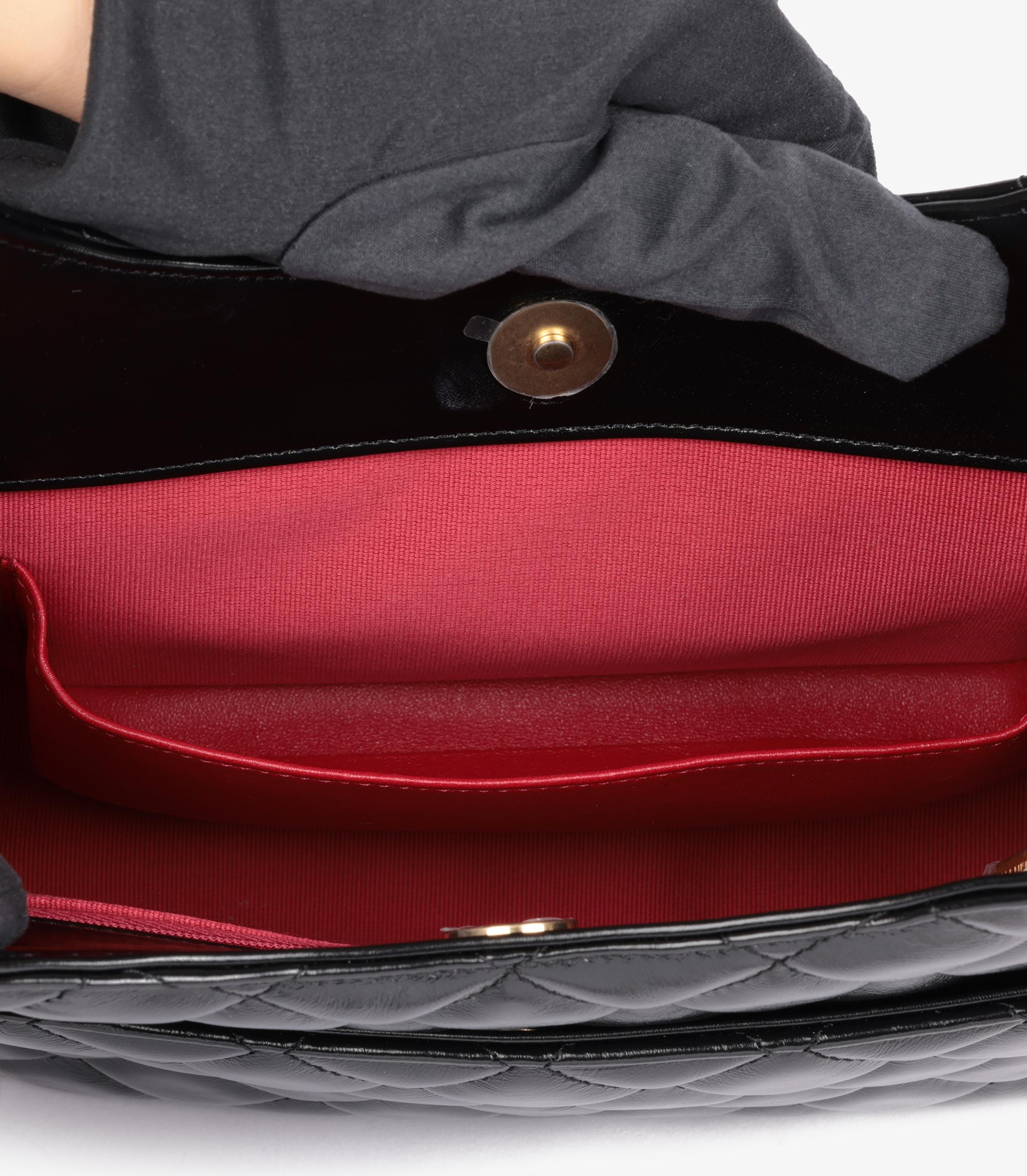 Chanel - Sac hobo moyen en cuir de veau vieilli matelassé noir en vente 2