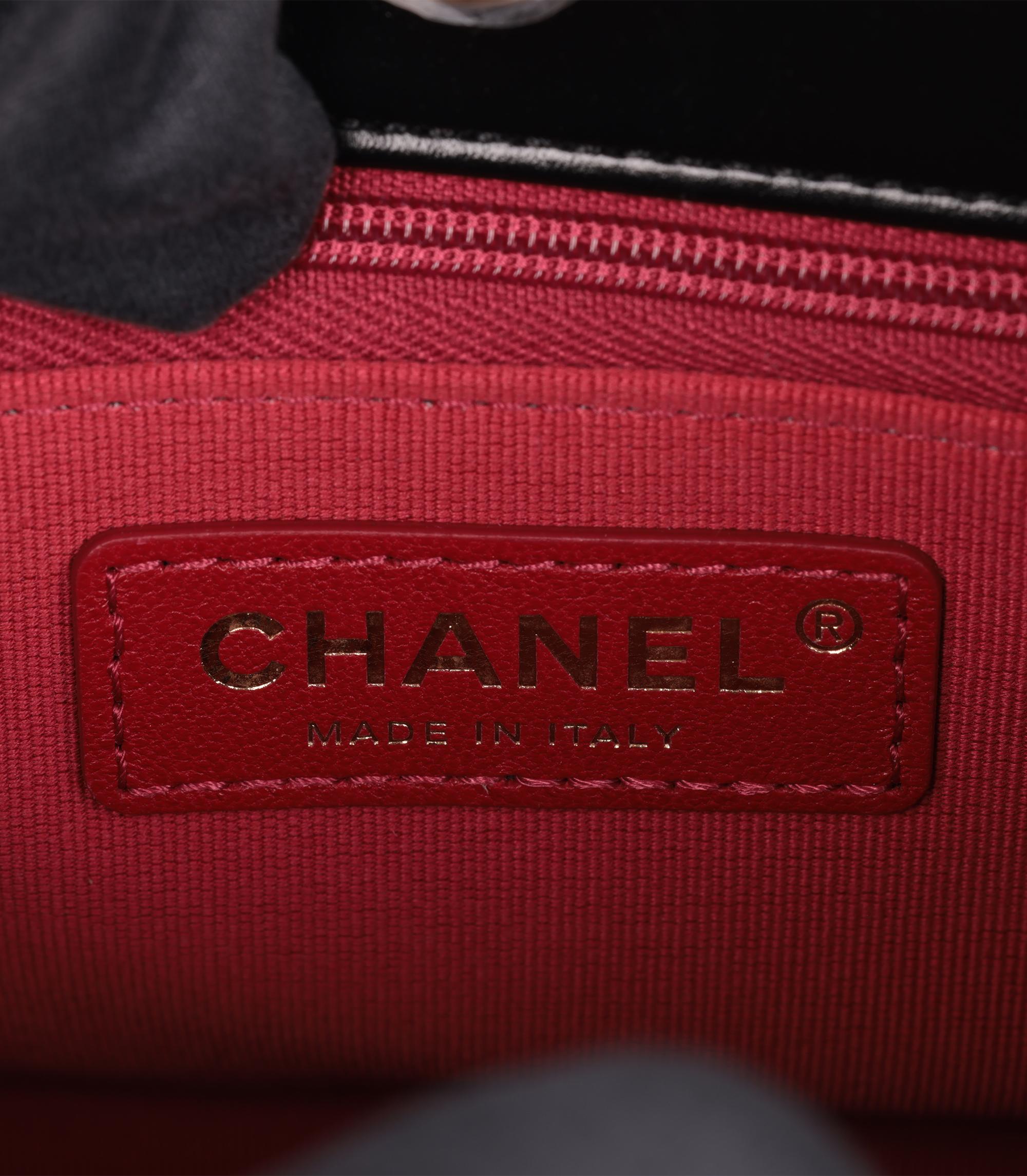 Chanel - Sac hobo moyen en cuir de veau vieilli matelassé noir en vente 3