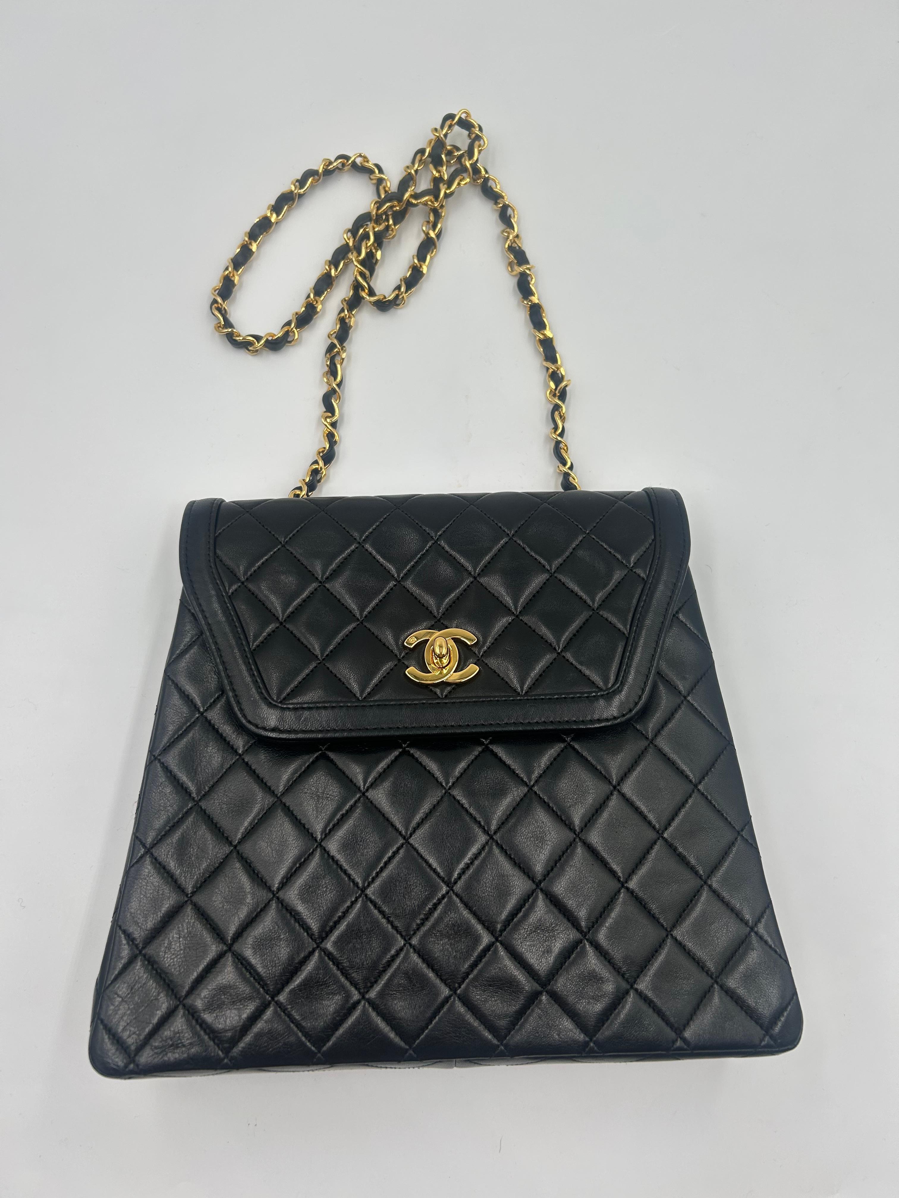 Chanel - Sac à bandoulière à rabat en trapèze matelassé - 1990 en vente 5