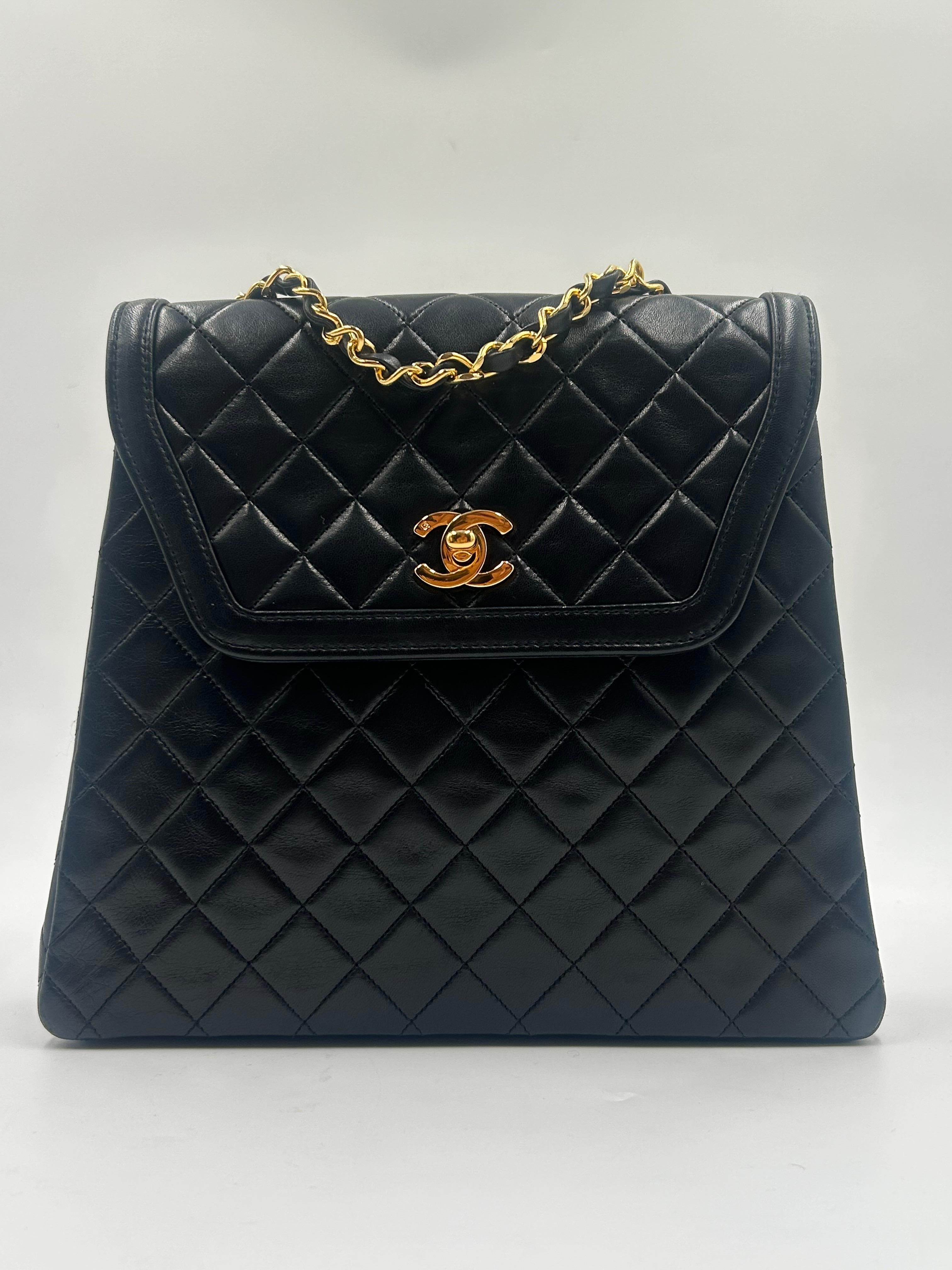 Ce sac à bandoulière à rabat en trapèze matelassé noir de Chanel  est une superbe pièce vintage qui illustre l'élégance classique de Chanel avec une touche géométrique unique. Confectionné dans un luxueux cuir d'agneau noir, ce sac présente le