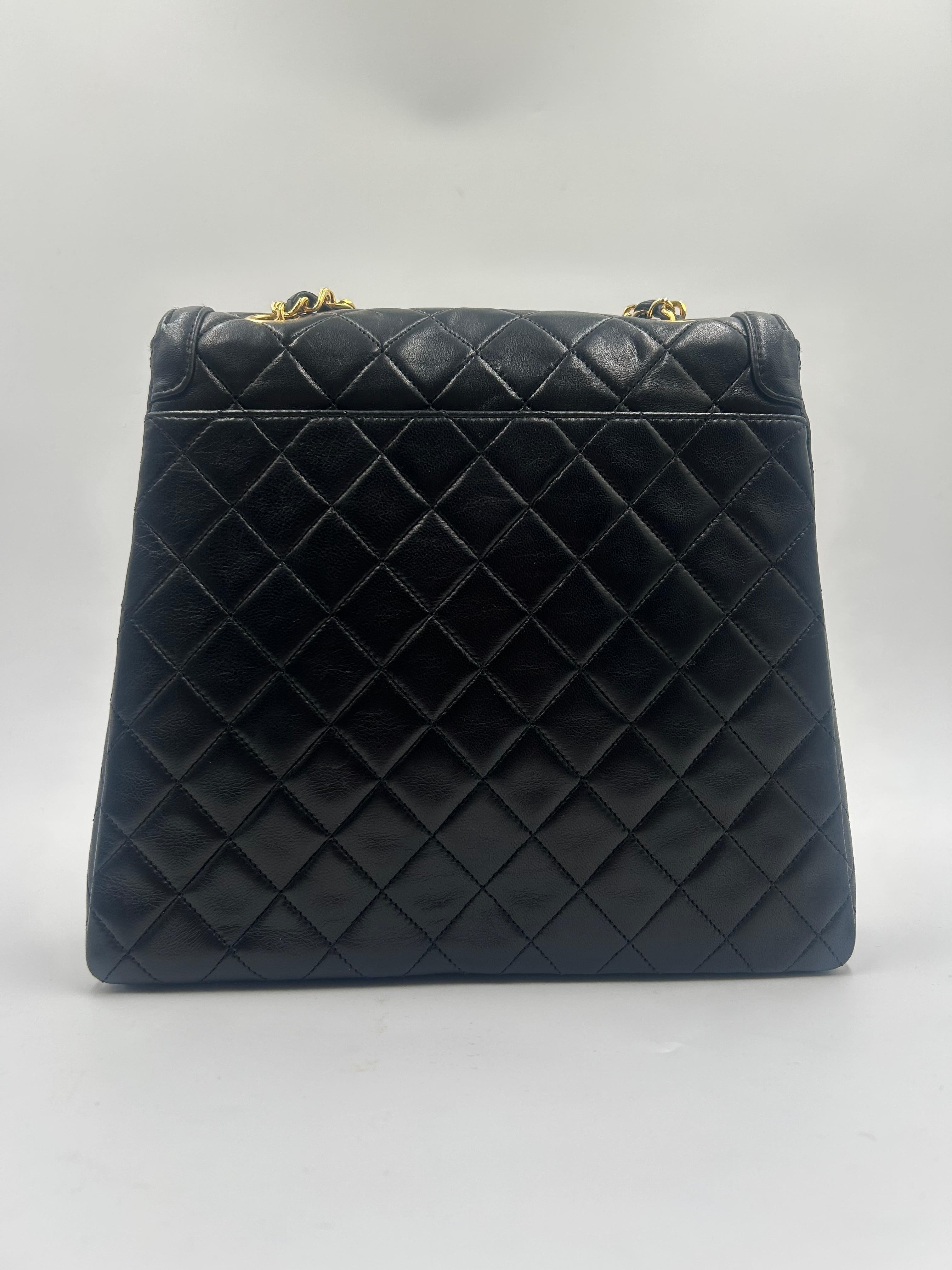 Chanel - Sac à bandoulière à rabat en trapèze matelassé - 1990 Bon état - En vente à Palm Beach, FL
