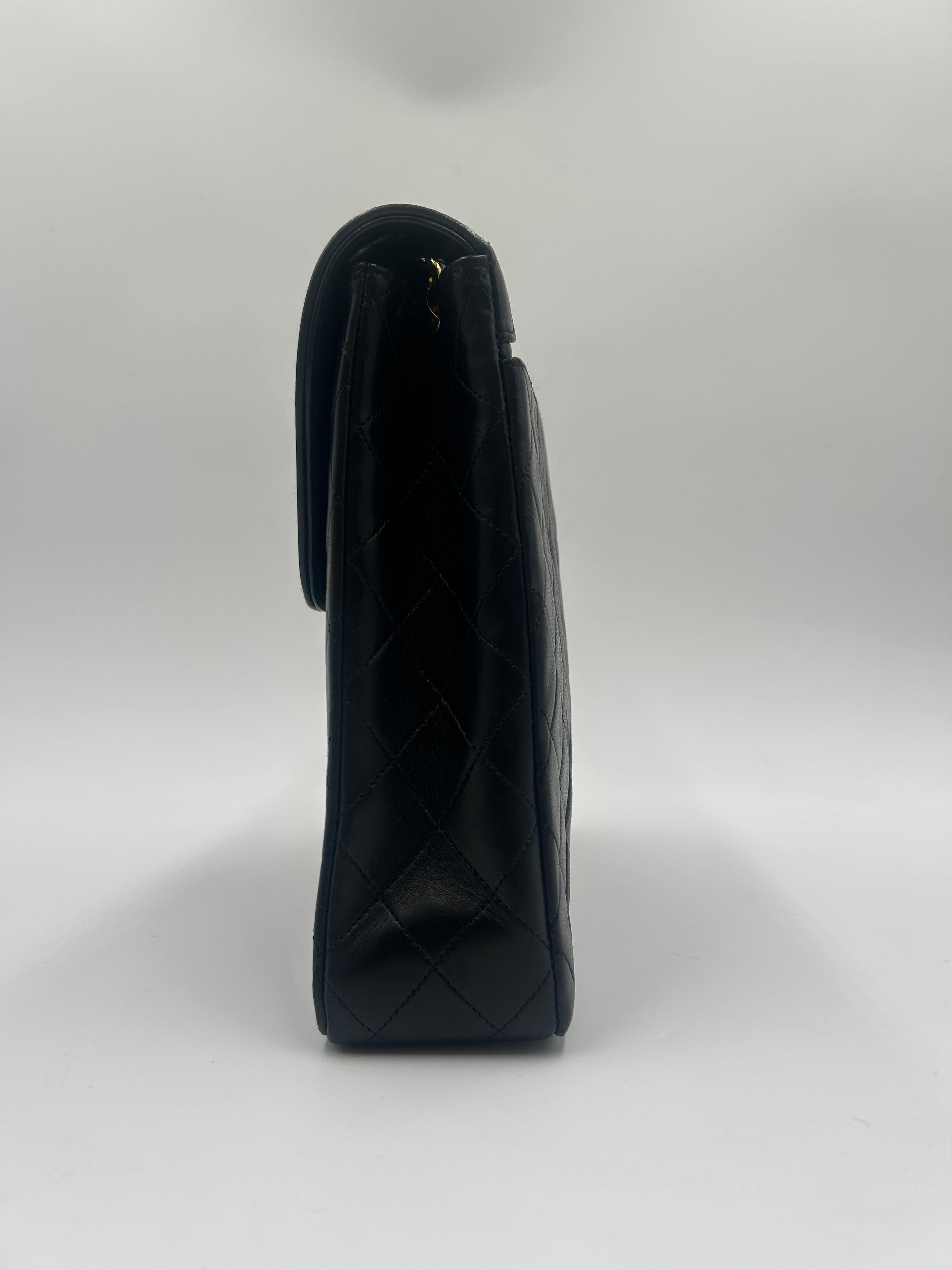 Chanel - Sac à bandoulière à rabat en trapèze matelassé - 1990 Unisexe en vente