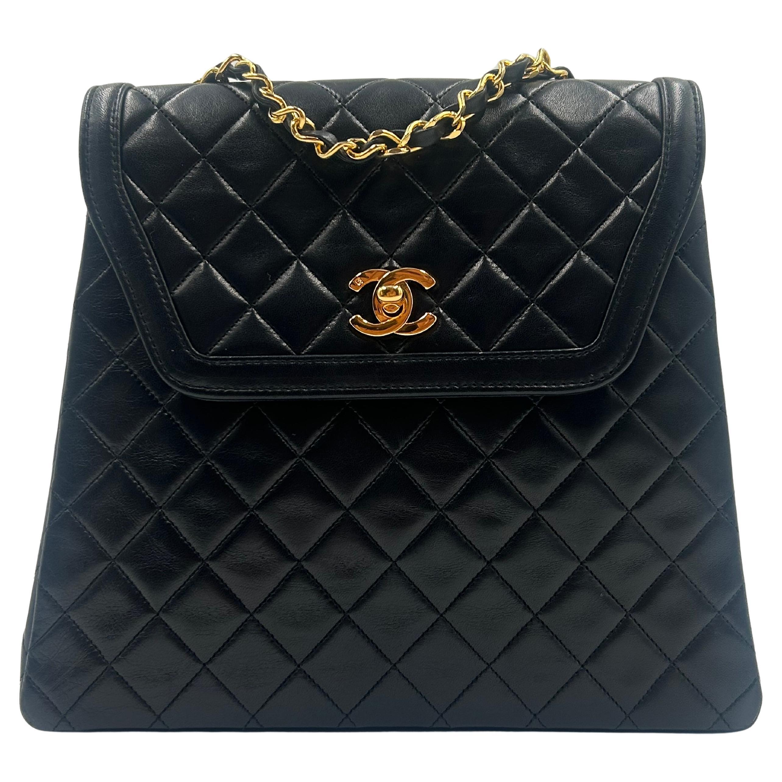 Chanel - Sac à bandoulière à rabat en trapèze matelassé - 1990 en vente