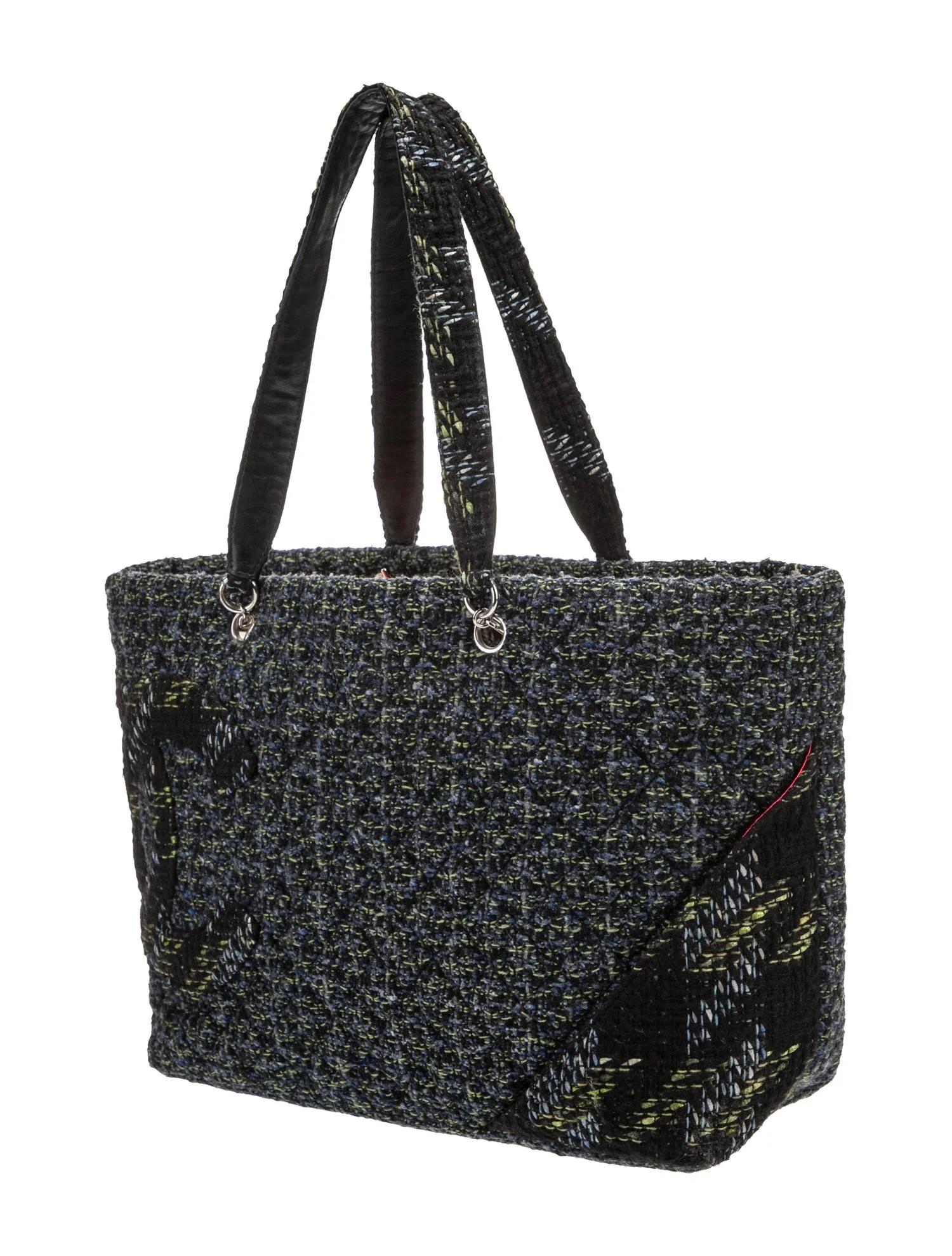 Color: Negro con herrajes plateados
Material: Tweed con acabados de charol
Estado: Muy bueno. Ligeros arañazos y marcas por todas partes.
Fabricado en Italia

Medidas~
Altura 10,75
Longitud 17,5
Profundidad 5,25
Caída: 8,5