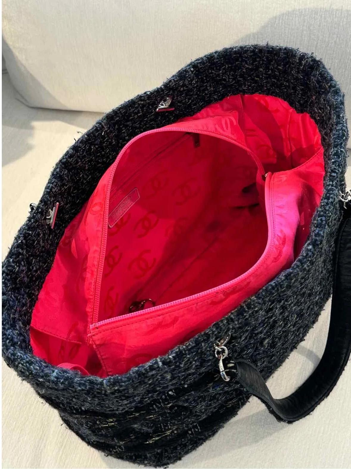 Chanel Tote Ligne Cambon de tweed acolchado negro en venta 1