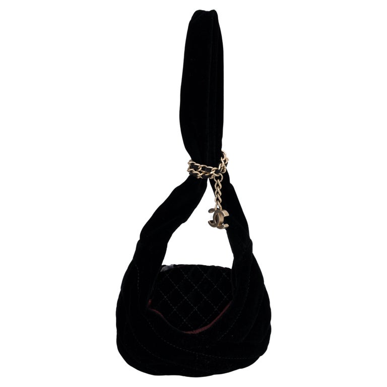 Chanel Schwarze Abendtasche aus gestepptem Samt im Angebot bei