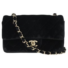 Chanel - Mini sac à rabat classique en velours matelassé noir avec chaîne argentée 3C927