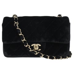 Chanel Schwarze Mini Classic Flap Kette Tasche aus gestepptem Samt Silber 3C927