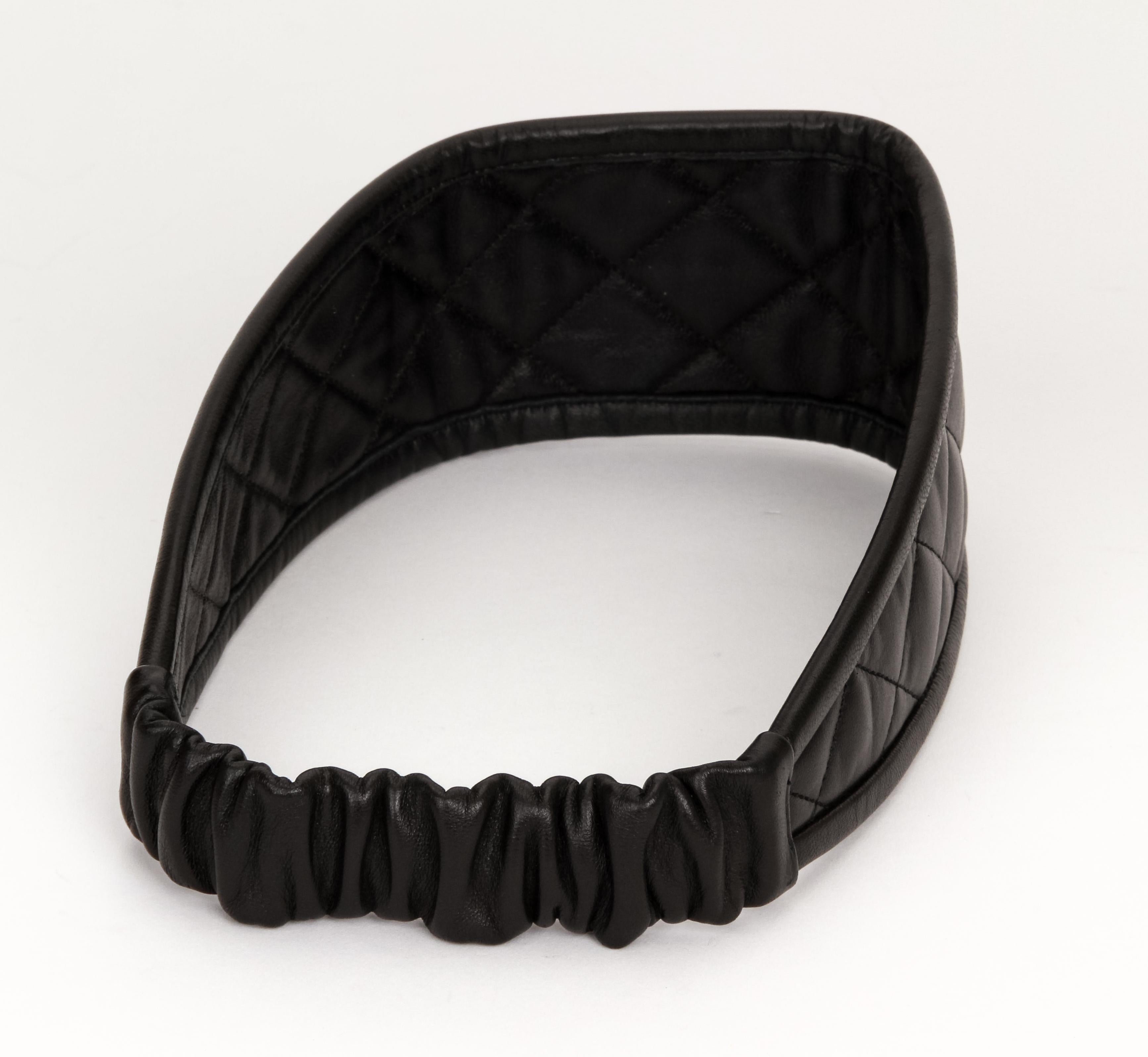 Bracelet vintage matelassé noir Chanel Pour femmes en vente