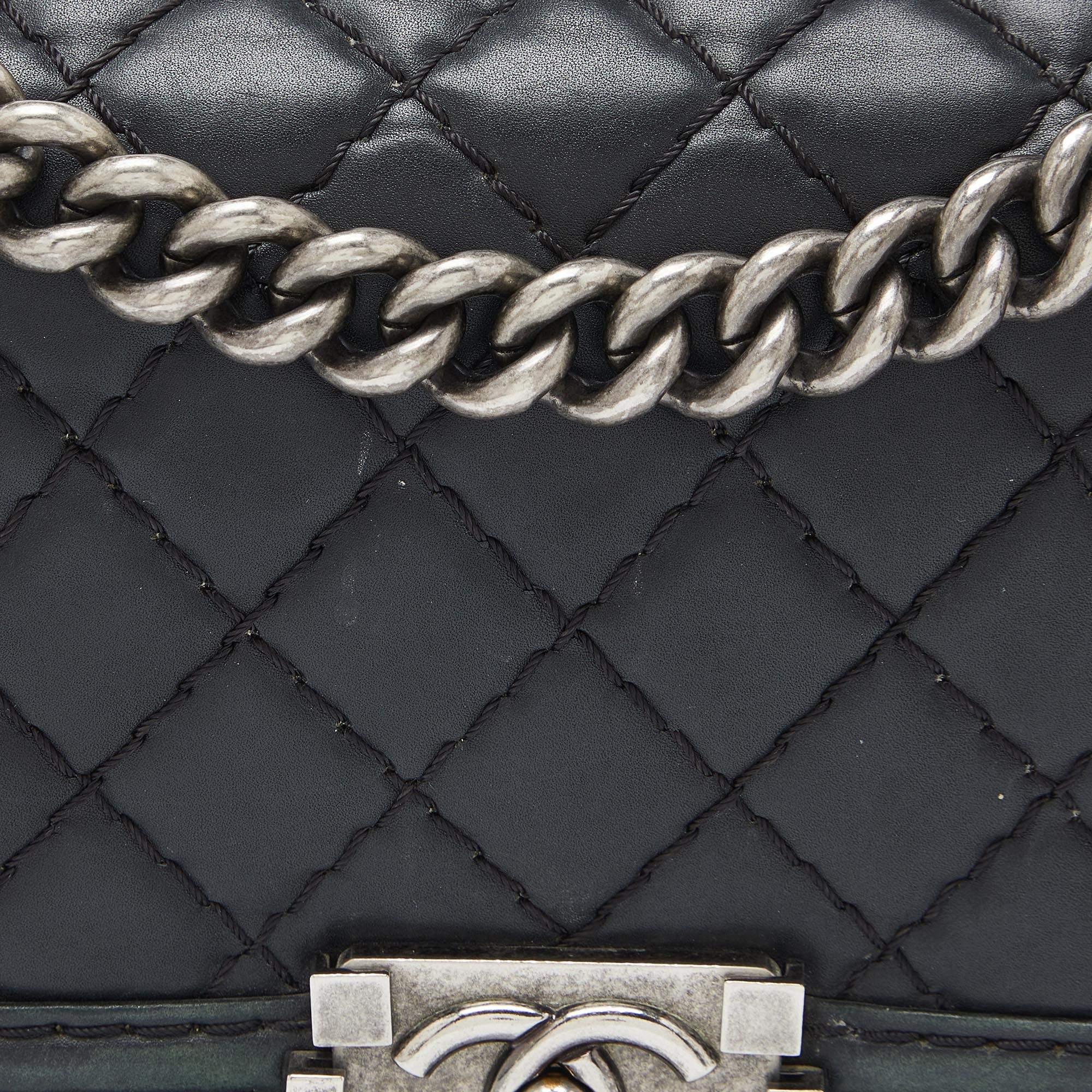 Chanel - Sac moyen en cuir matelassé sauvage surpiqué - noir 6