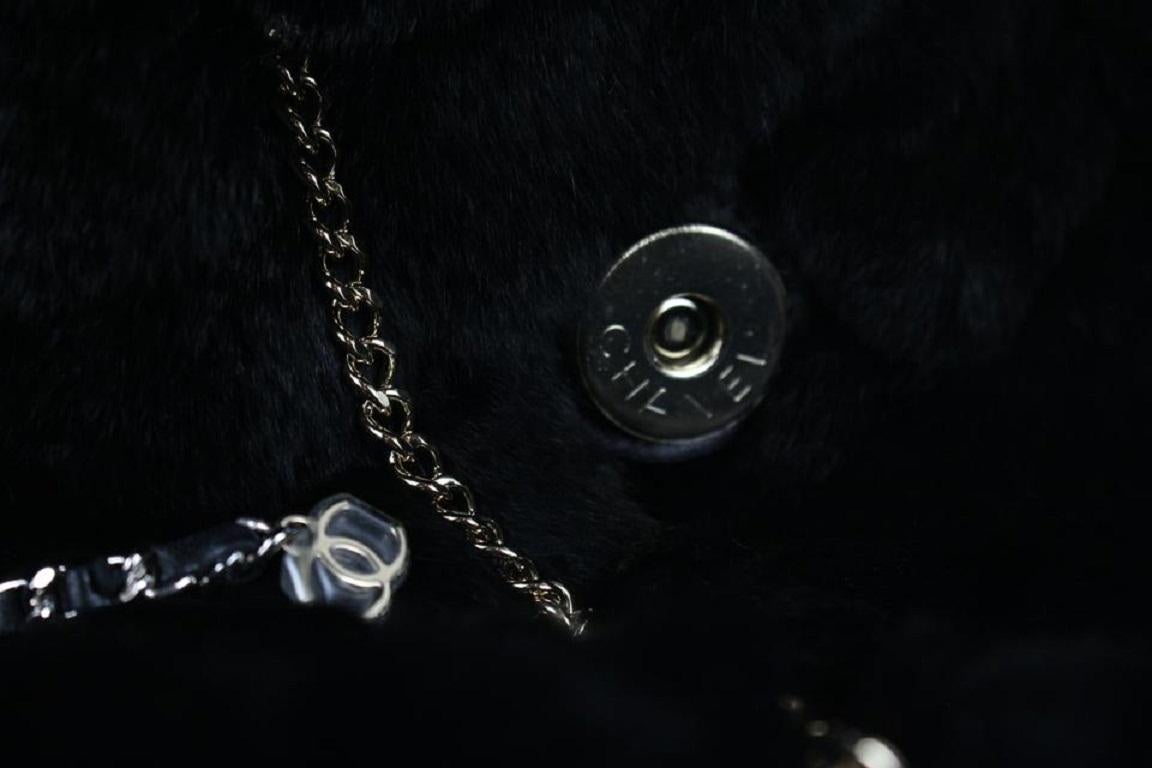 Chanel Chanel Drip Clutch aus schwarzem Kaninchenfell mit Kette 858748 im Angebot 6