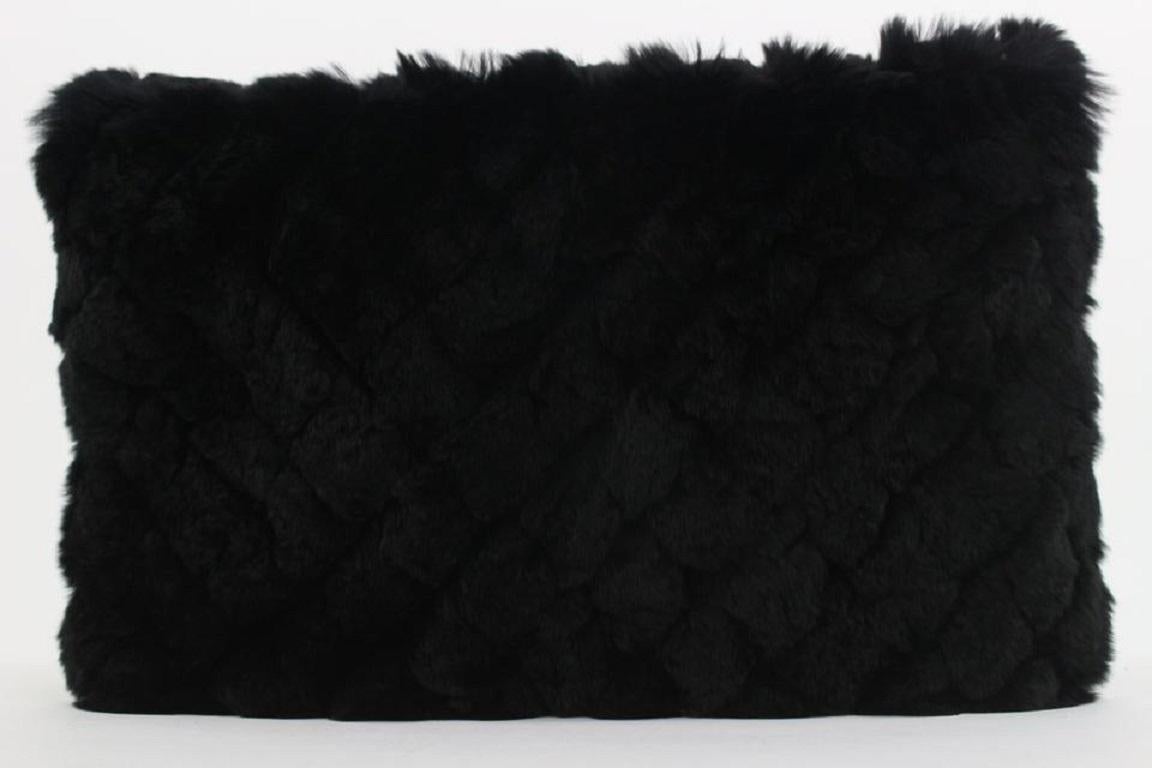Chanel Chanel Drip Clutch aus schwarzem Kaninchenfell mit Kette 858748 im Angebot 3