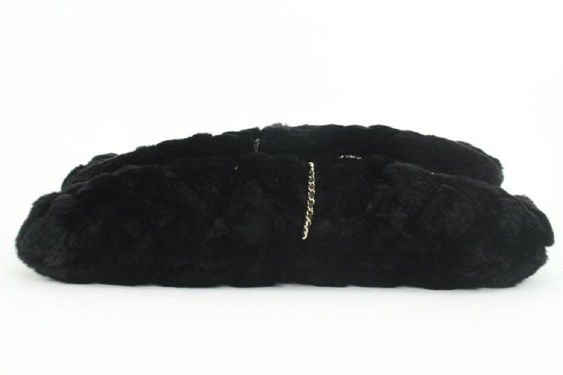 Chanel Chanel Drip Clutch aus schwarzem Kaninchenfell mit Kette 858748 im Angebot 4