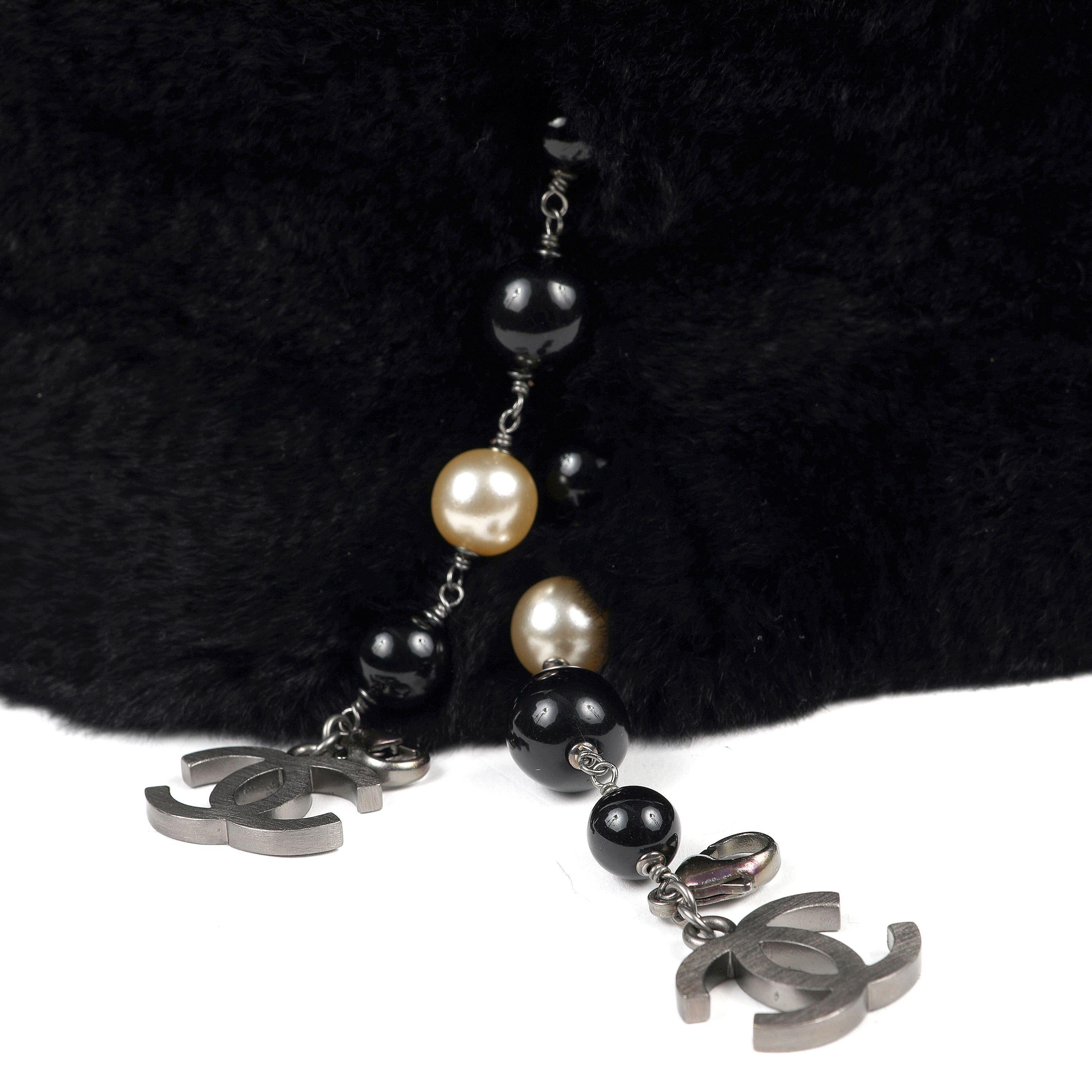 Cet authentique collier en fourrure de lapin noir de Chanel est impeccable.  Ce collier en fourrure de lapin noire, douce et luxueuse, est orné de fausses perles et de CC. 

ACO 13757

