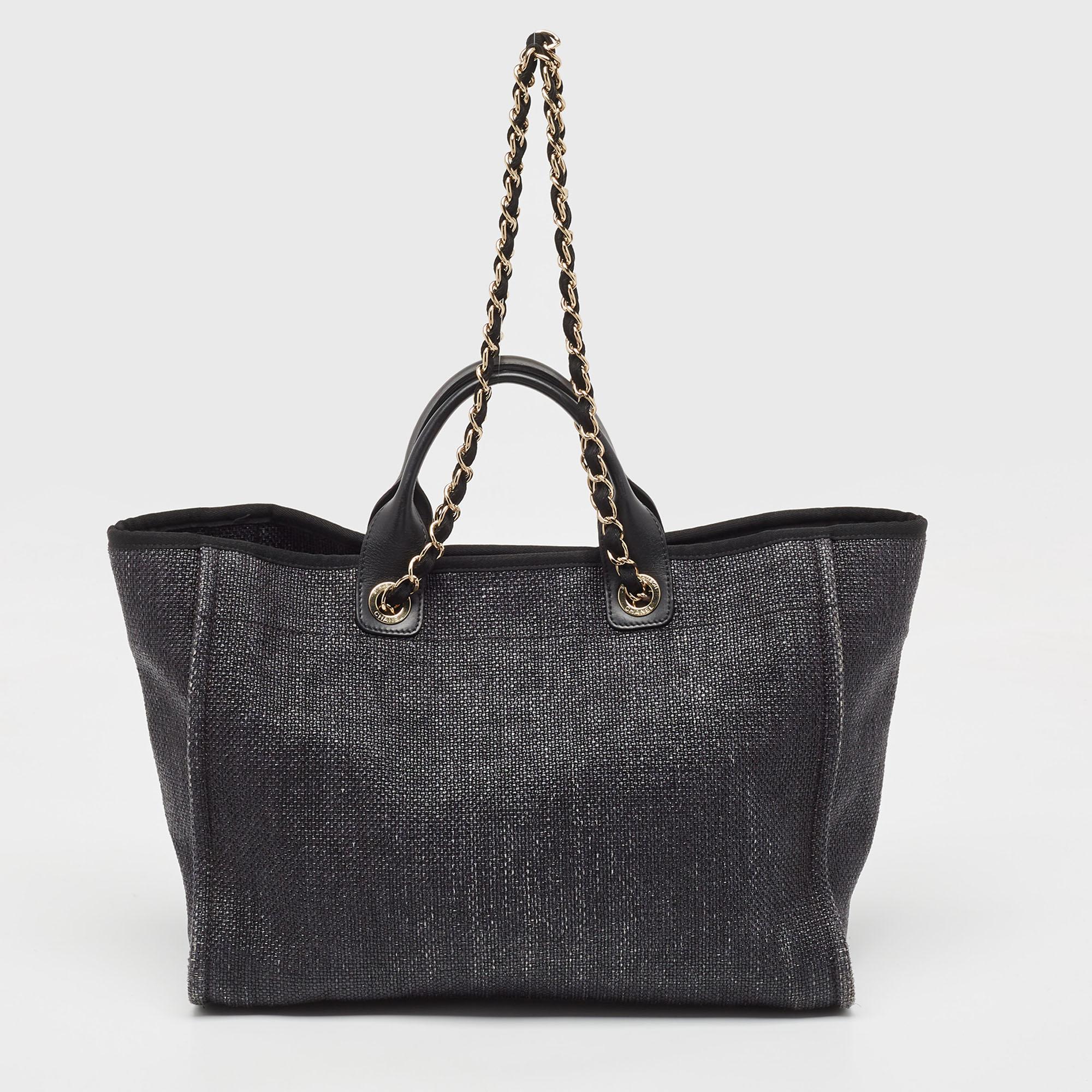 Élevez votre style avec ce sac Chanel Deauville. Alliant forme et fonction, cet accessoire exquis incarne la sophistication, vous assurant de vous démarquer avec élégance et praticité à vos côtés.

Comprend : Sac à poussière d'origine, livret