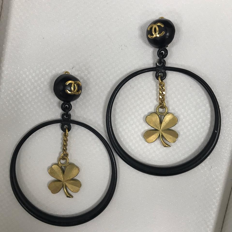 Chanel - Rare Vintage Clover Dangle Hoop Earrings
clip on style
gold tone hardware
cutout hoop at drop
cc logo at hoop
light wear throughout

Hoop Diameter: 2.75