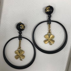 Chanel Black Rare Vintage Clover Dangle Creolen Ohrclips