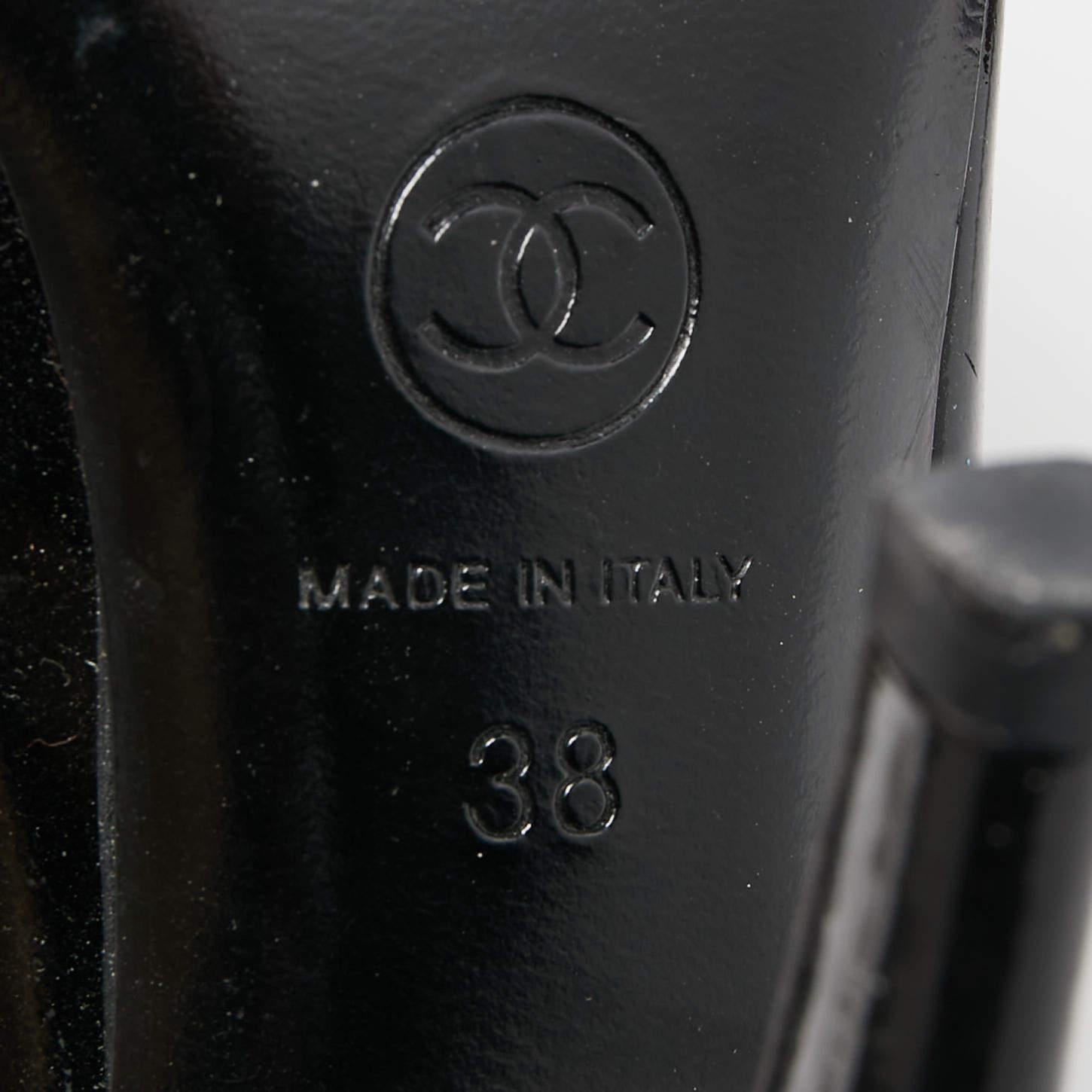 Chanel Schwarz/Rote Lackierte Pumps mit spitzer Zehe Größe 38 im Angebot 1