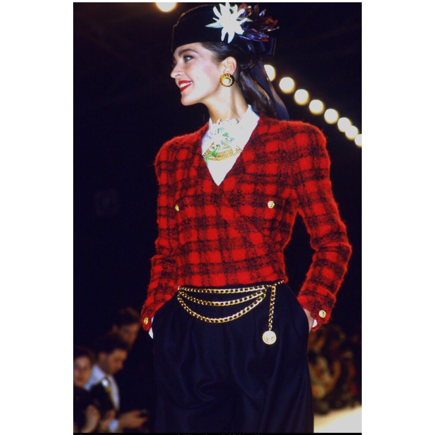 The Chanel jacket has been a symbol for the world-renowned haute couture house since its founding and has been so iconic that it has a special place in the idea of French couture. With this still as inspiration, the Chanel Fall/Winter 1988