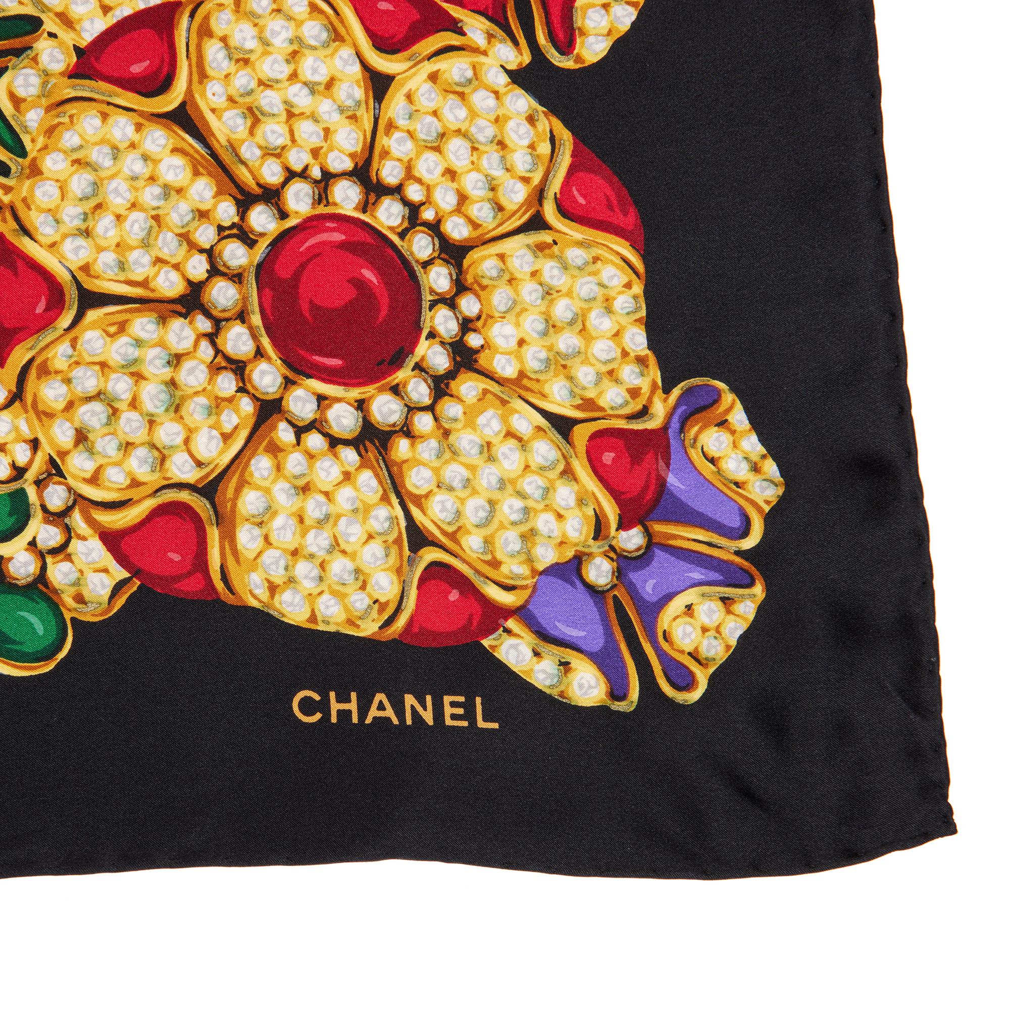 Chanel - Echarpe en soie noire, rouge, violette et verte à fleurs Vintage

NOTES D'ÉTAT
Le matériel est en excellent état avec de légers signes d'utilisation.
Dans l'ensemble, cet article est en excellent état d'occasion. Veuillez noter que la