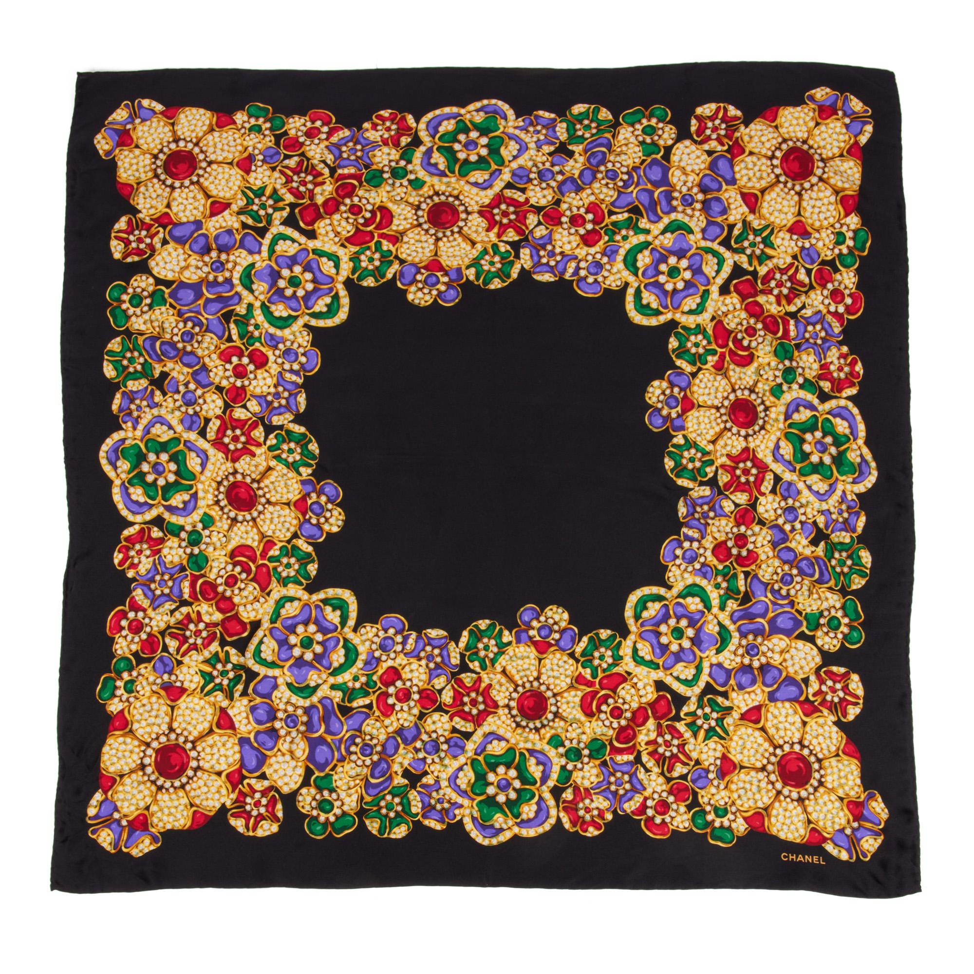 Noir Chanel - Écharpe à fleurs vintage en soie noire, rouge, violette et verte en vente