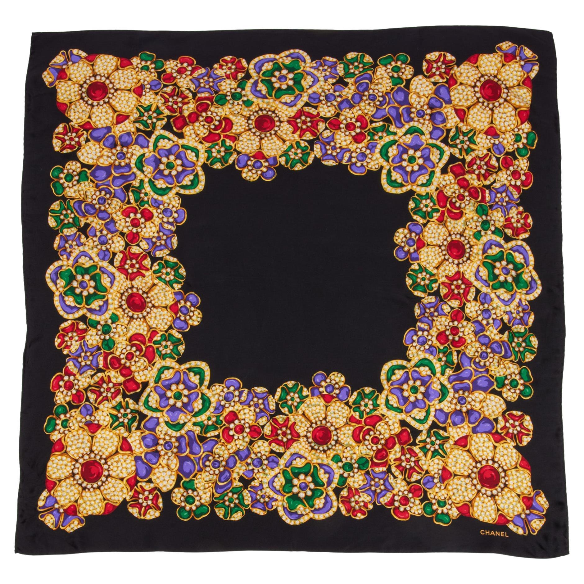 Chanel - Écharpe à fleurs vintage en soie noire, rouge, violette et verte en vente